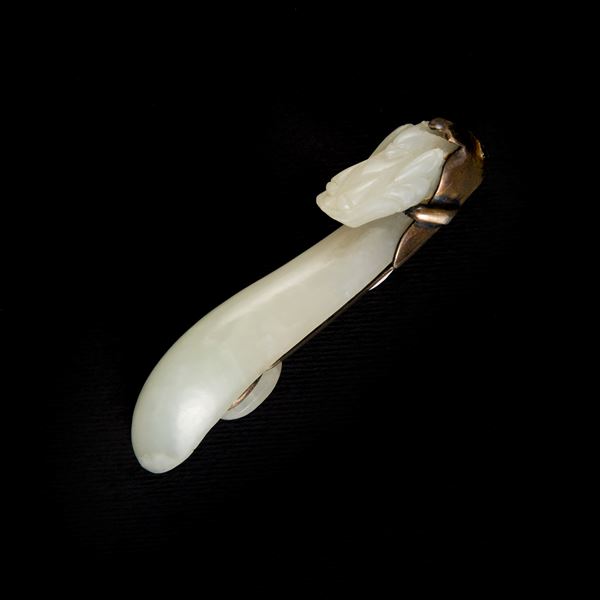 A SMALL JADE BELT HOOK