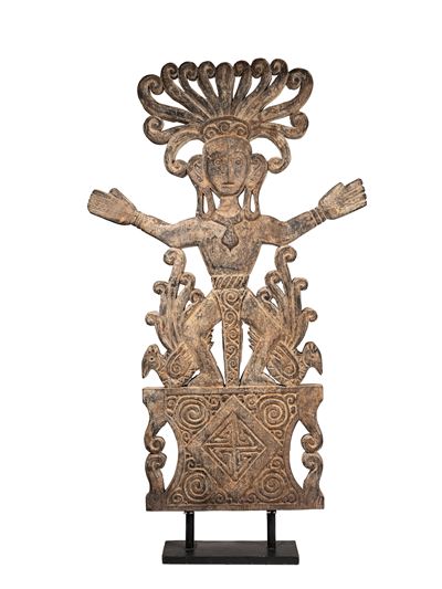 Scultura in legno intagliato raffigurante sciamano in posa protettiva, Indonesia orientale
