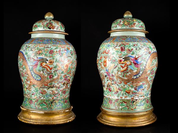 A PAIR OF LARGE POTICHES