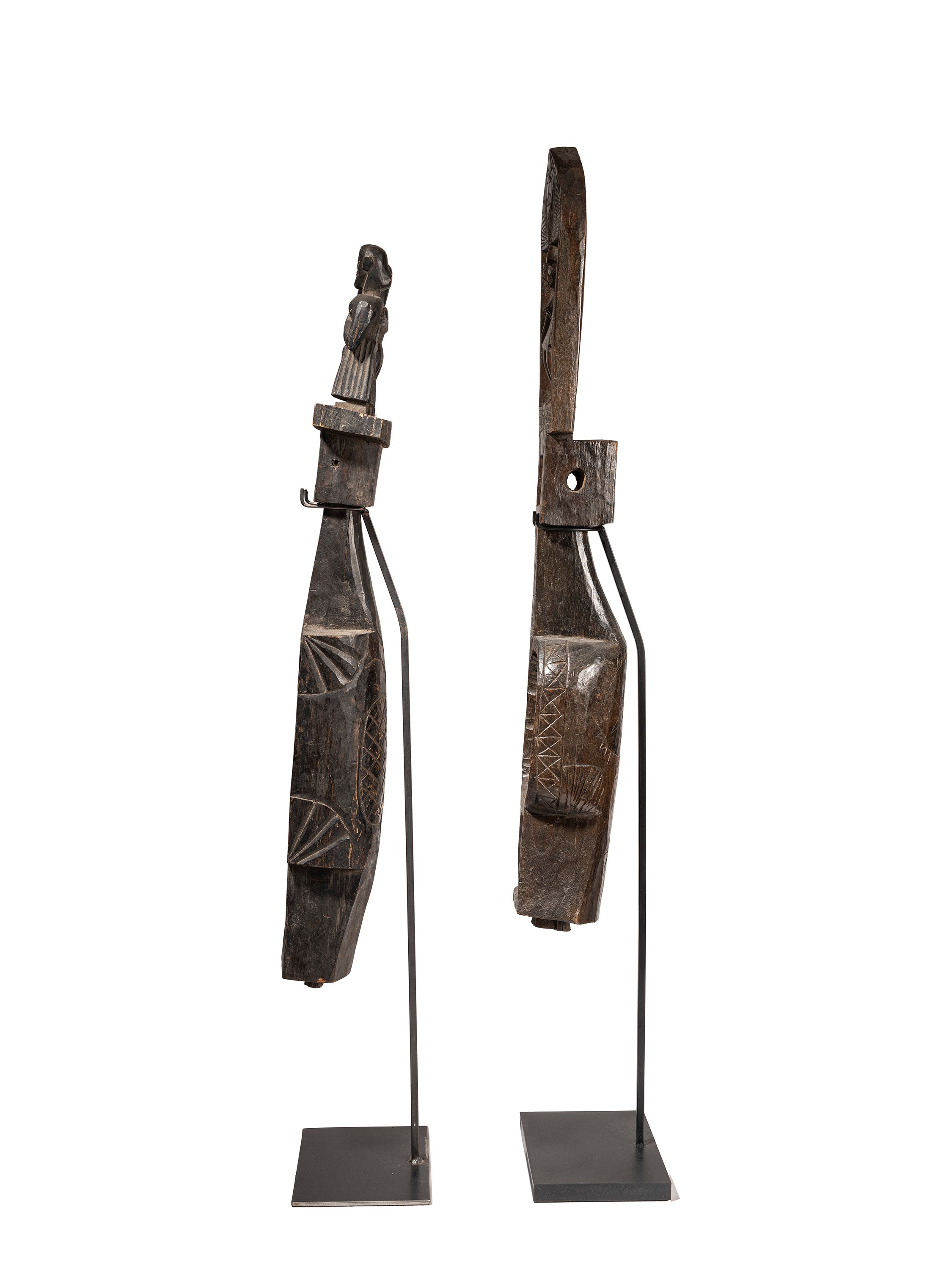 Popoli Santal (India nord occidentale), Due liuti con scultura antropomorfa in legno