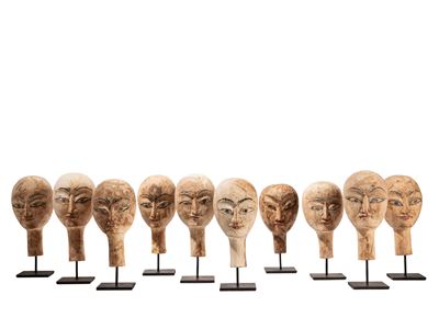 Gruppo di marionette (dieci teste), sculture in legno dipinto su supporti metallici
