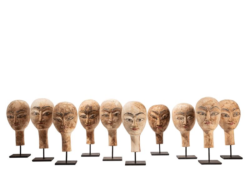 Gruppo di marionette (dieci teste), sculture in legno dipinto su supporti metallici