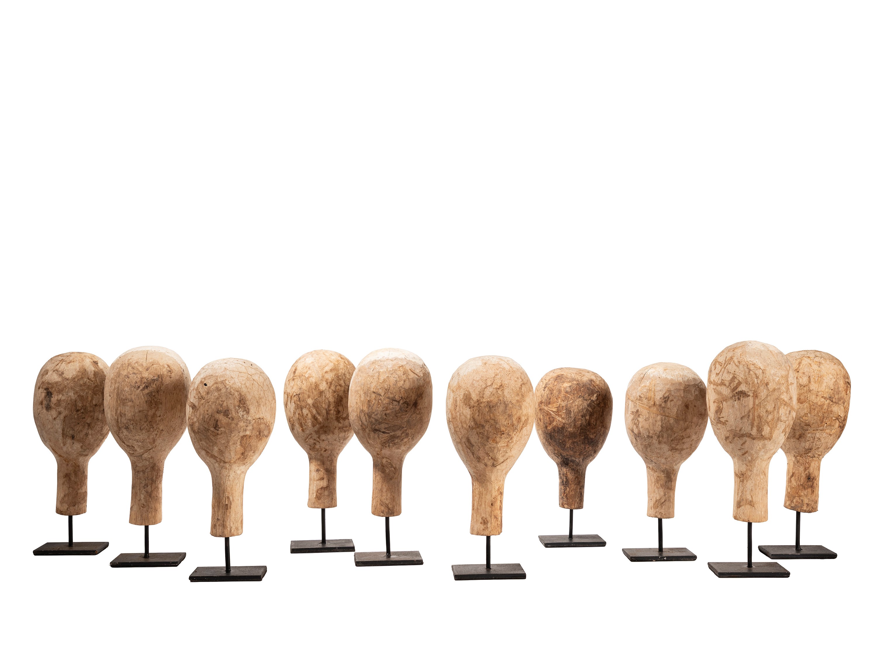 Gruppo di marionette (dieci teste), sculture in legno dipinto su supporti metallici