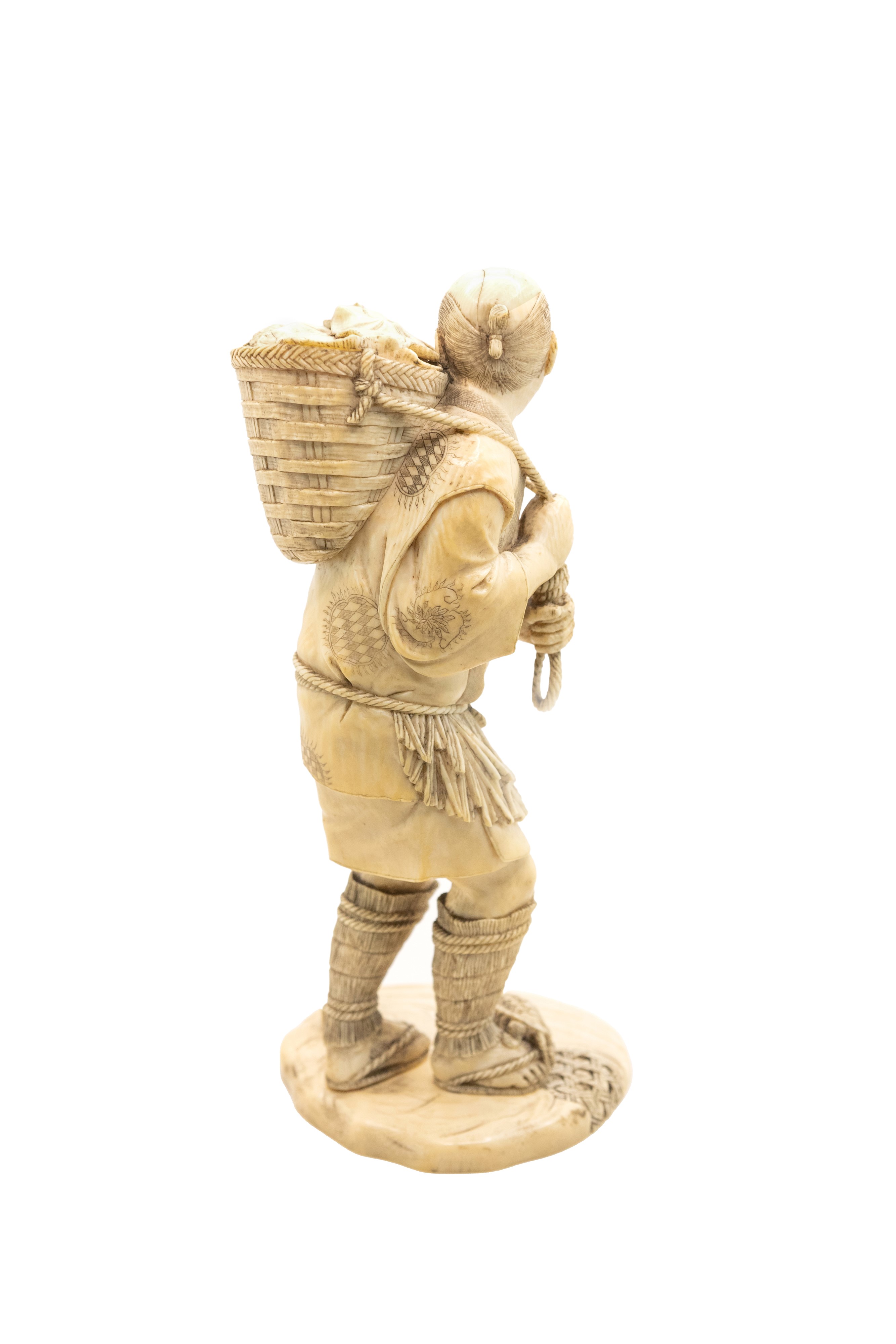 Okimono, raffigurazione di pescatore con tartarughe, avorio, periodo Meiji (1868-1912)