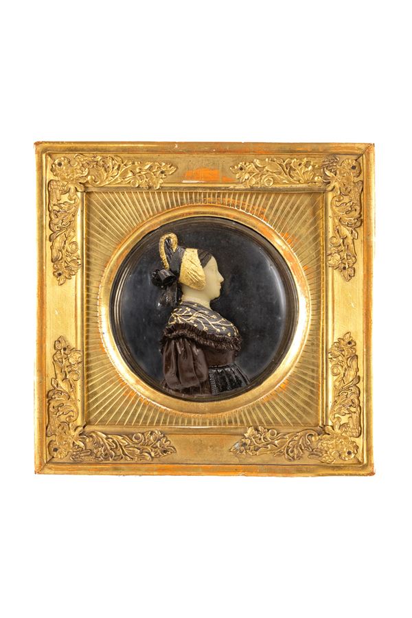 °CEROPLASTICA ENTRO CORNICE IN LEGNO DORATO