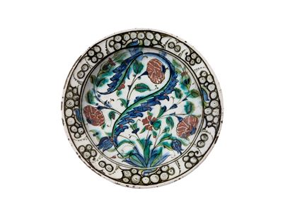 Iznik, Piatto “Tempesta in una tazza da tè”, ceramica dipinta e decorata in rilievo (XVI secolo)