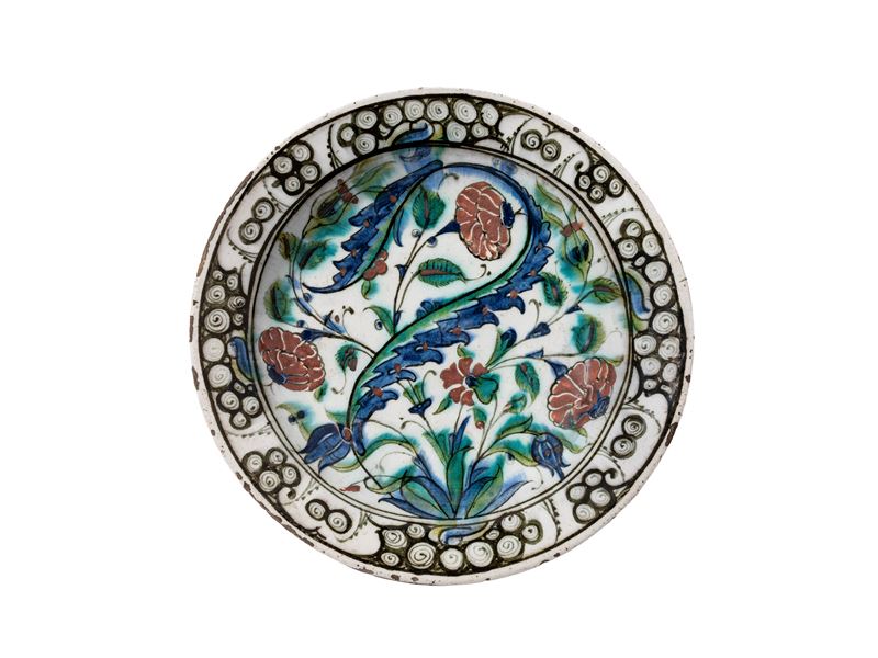 Iznik, Piatto “Tempesta in una tazza da tè”, ceramica dipinta e decorata in rilievo (XVI secolo)