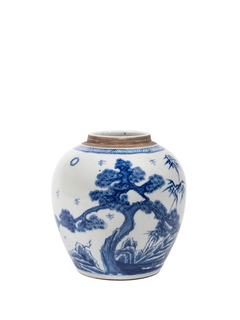 Cina, dinastia Qing (periodo Kangxi), Piccolo vaso in porcellana bianca e blu decorato con “Tre A...