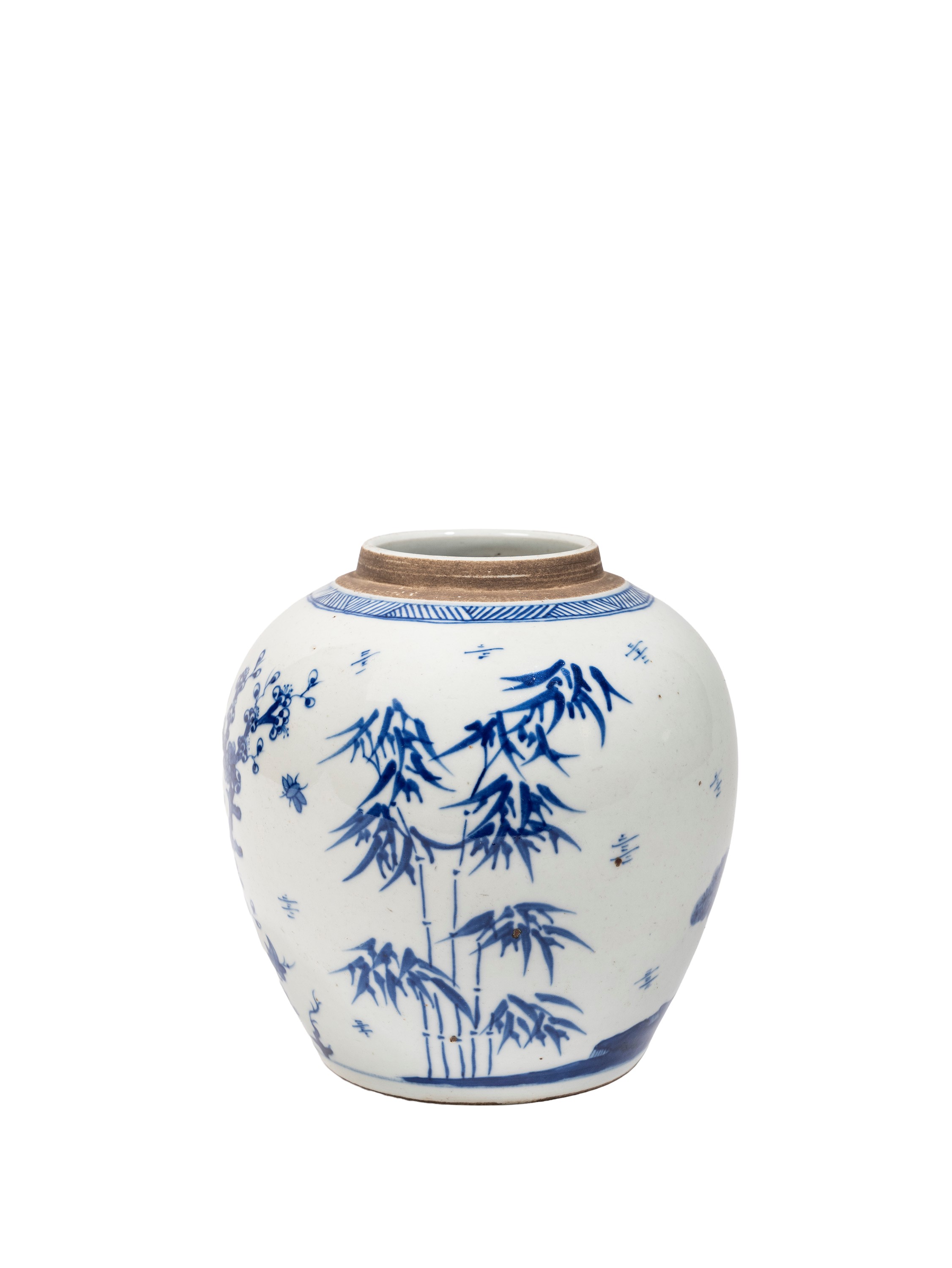 Cina, dinastia Qing (periodo Kangxi), Piccolo vaso in porcellana bianca e blu decorato con “Tre A...