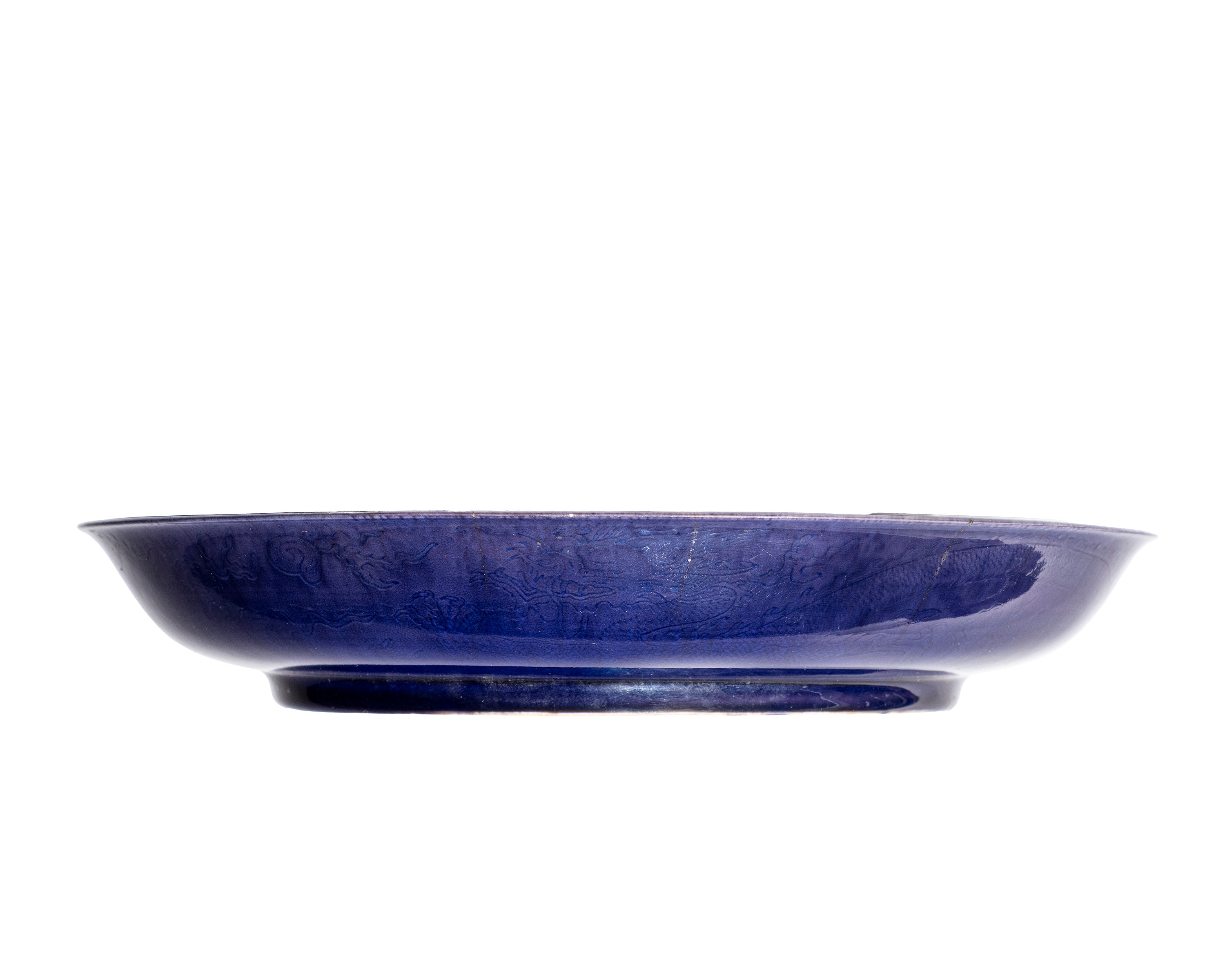 Cina, piatto imperiale in porcellana color melanzana con drago a cinque artigli e marchio Kangxi,...