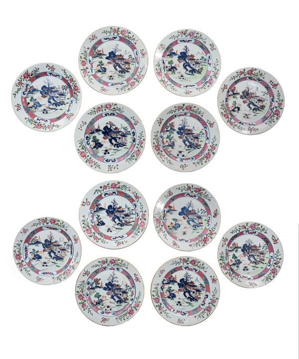A SET OF TWELVE BLUE AND WHITE AND FAMILLE ROSE PORCELAIN DISHES