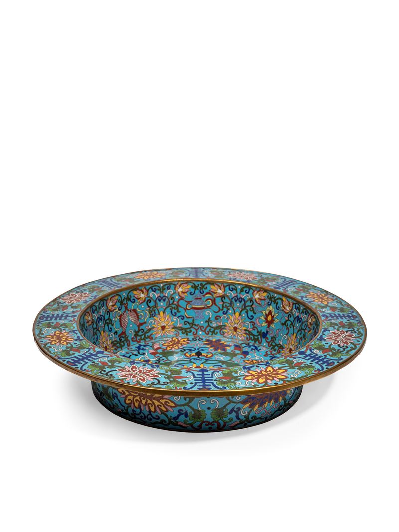 Cina, Grande piatto in smalto cloisonné decorato con motivi di loto, shou e bajixiang