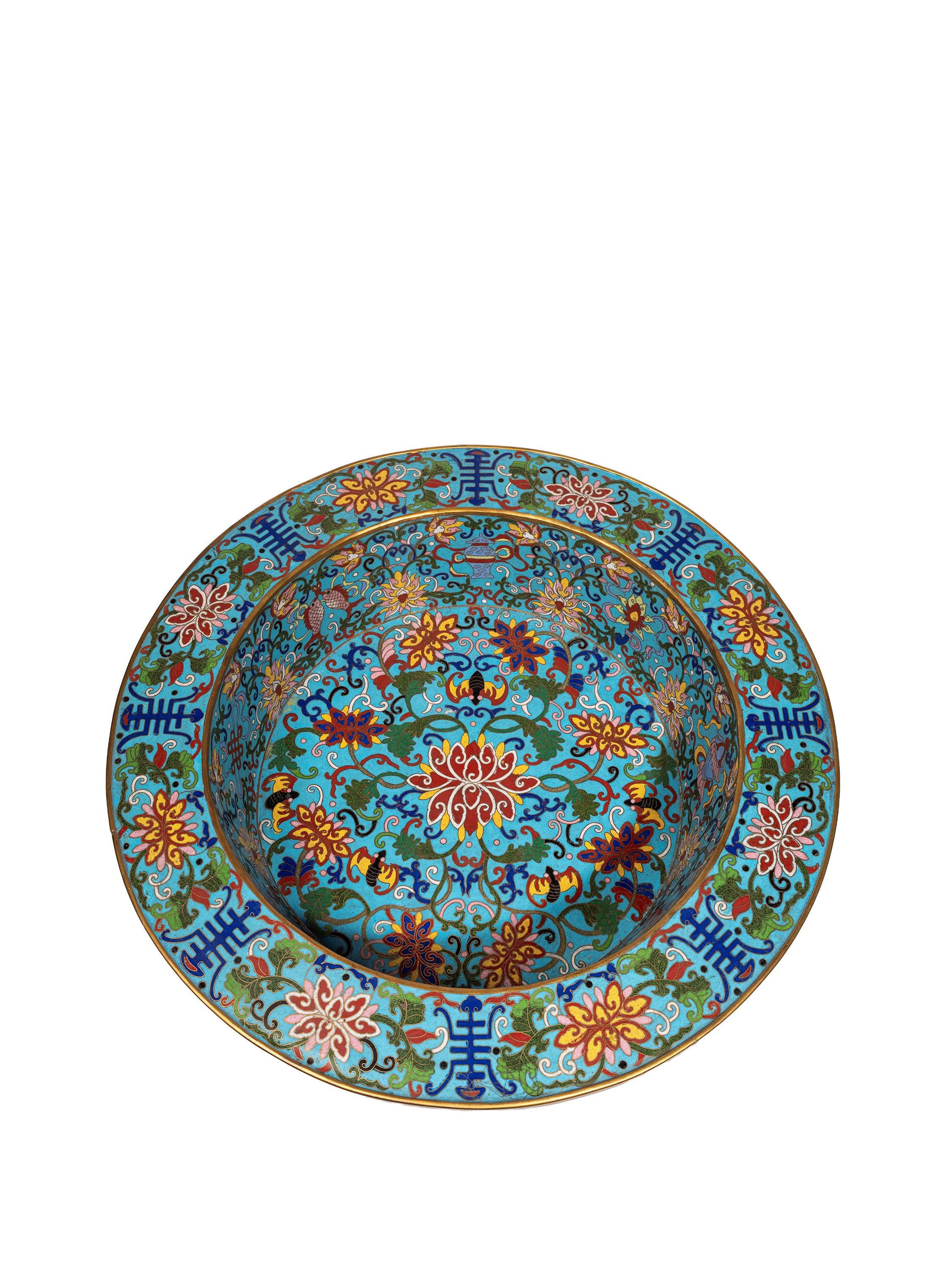 Cina, Grande piatto in smalto cloisonné decorato con motivi di loto, shou e bajixiang