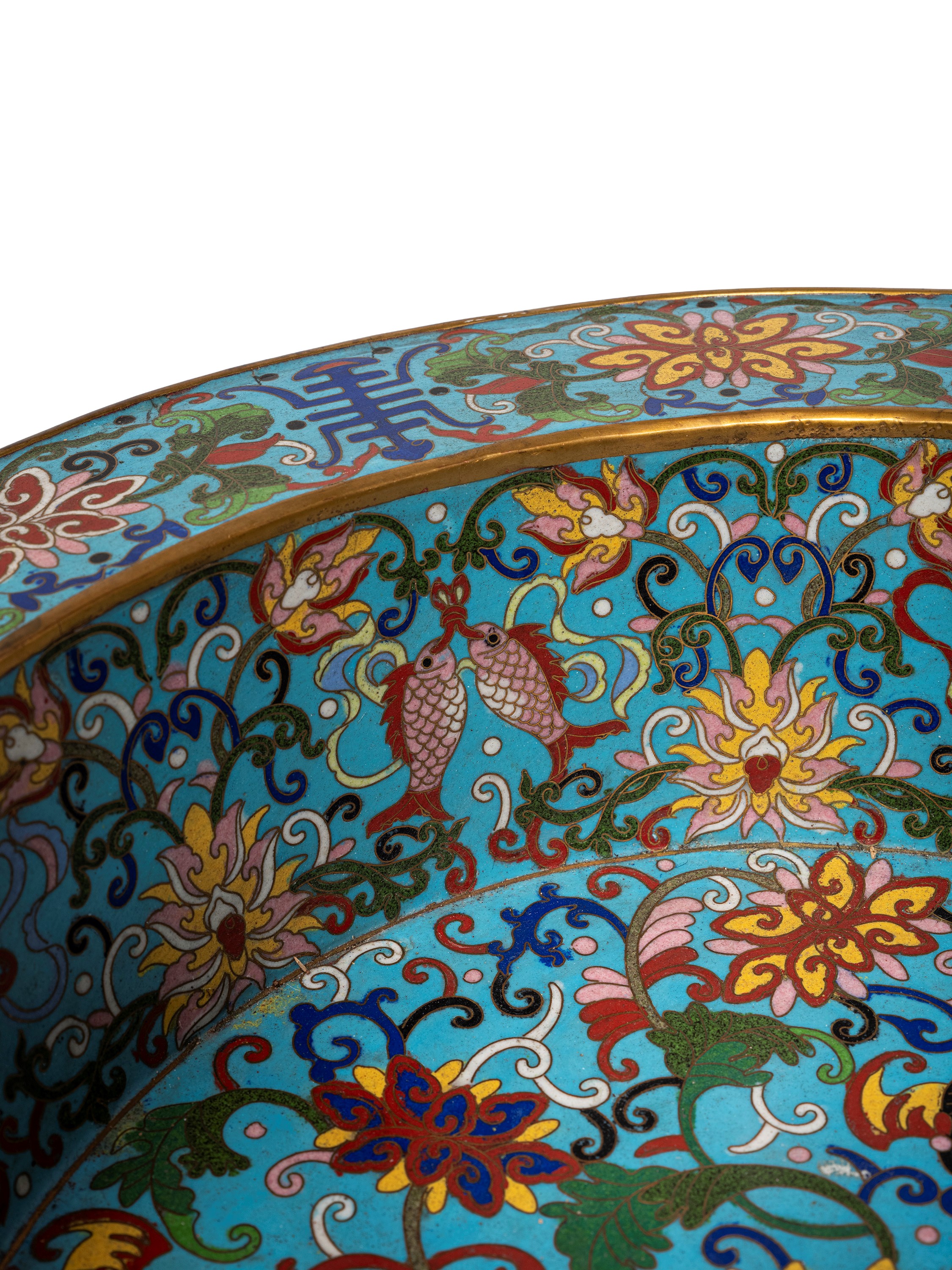 Cina, Grande piatto in smalto cloisonné decorato con motivi di loto, shou e bajixiang