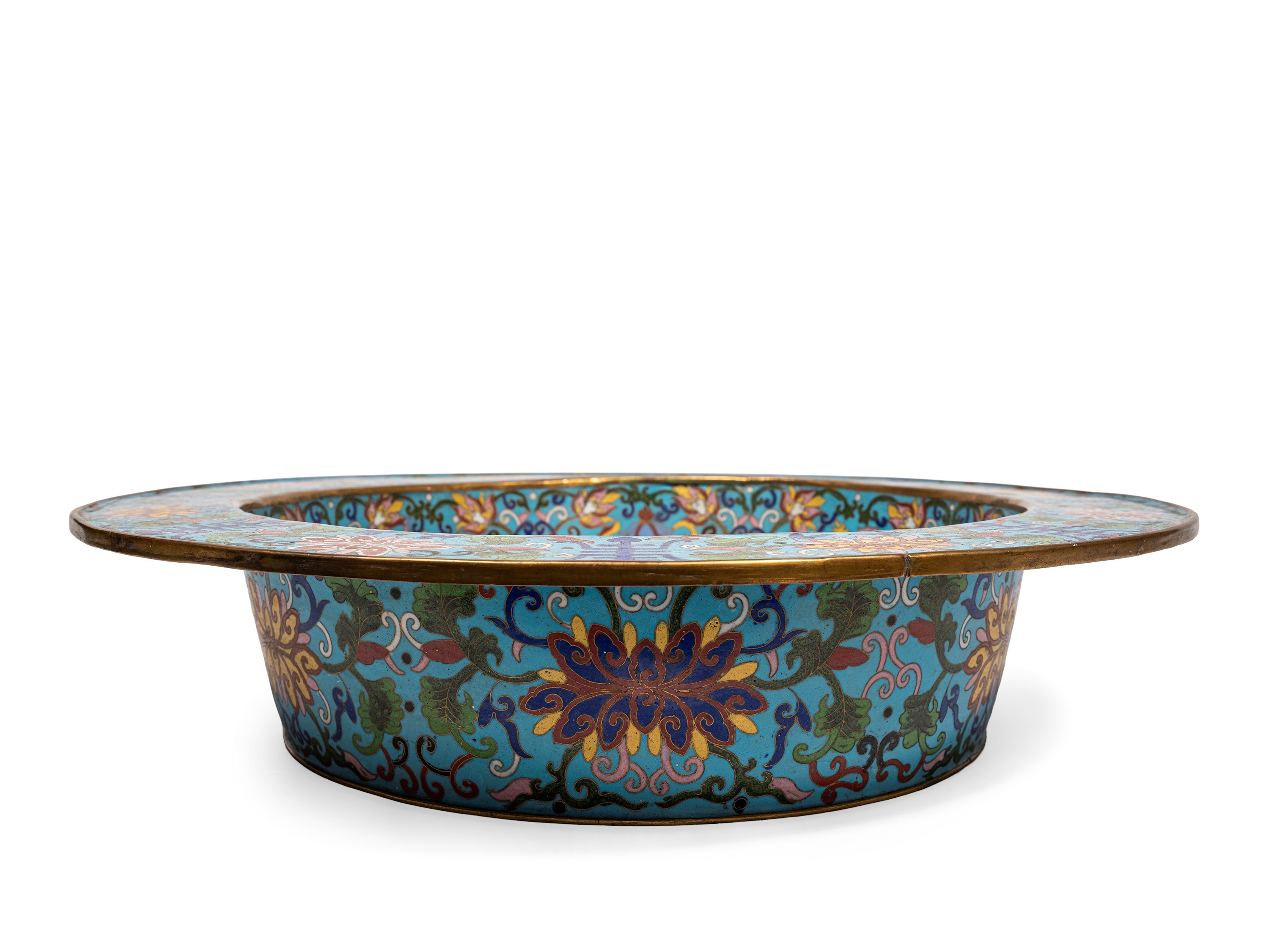 Cina, Grande piatto in smalto cloisonné decorato con motivi di loto, shou e bajixiang