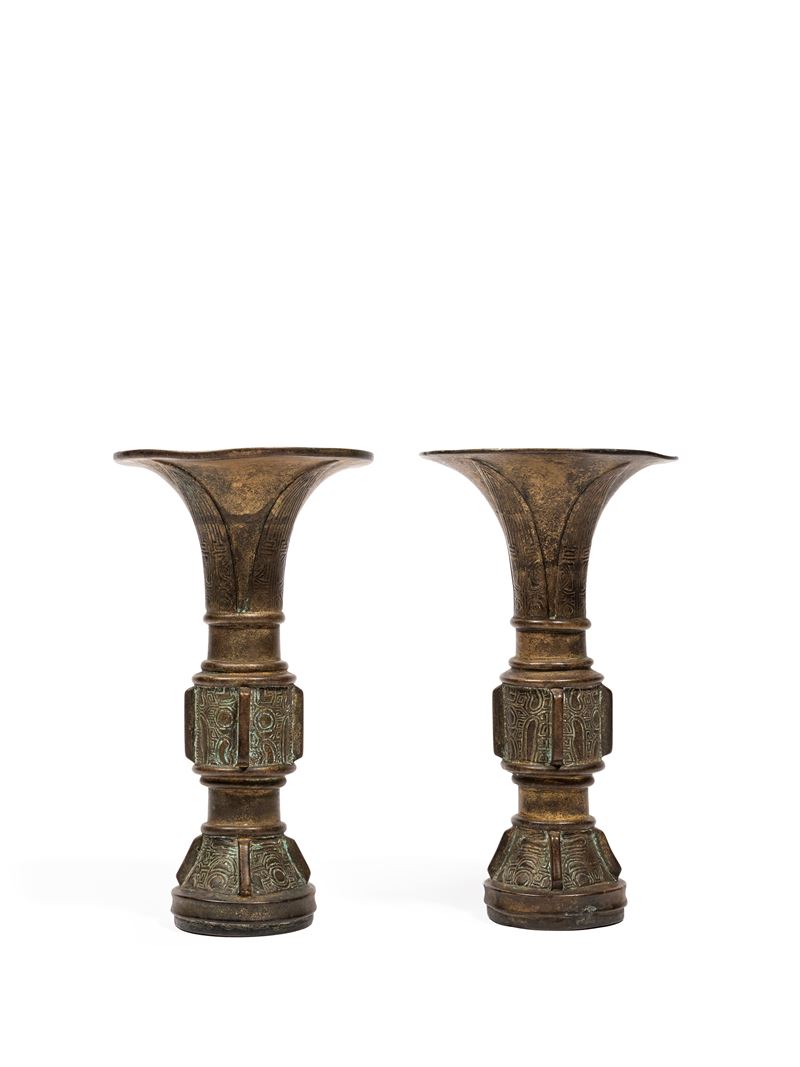 Coppia di vasi in bronzo, forma arcaistica gu con decorazione a taotie incisa (Cina, dinastia Qin...