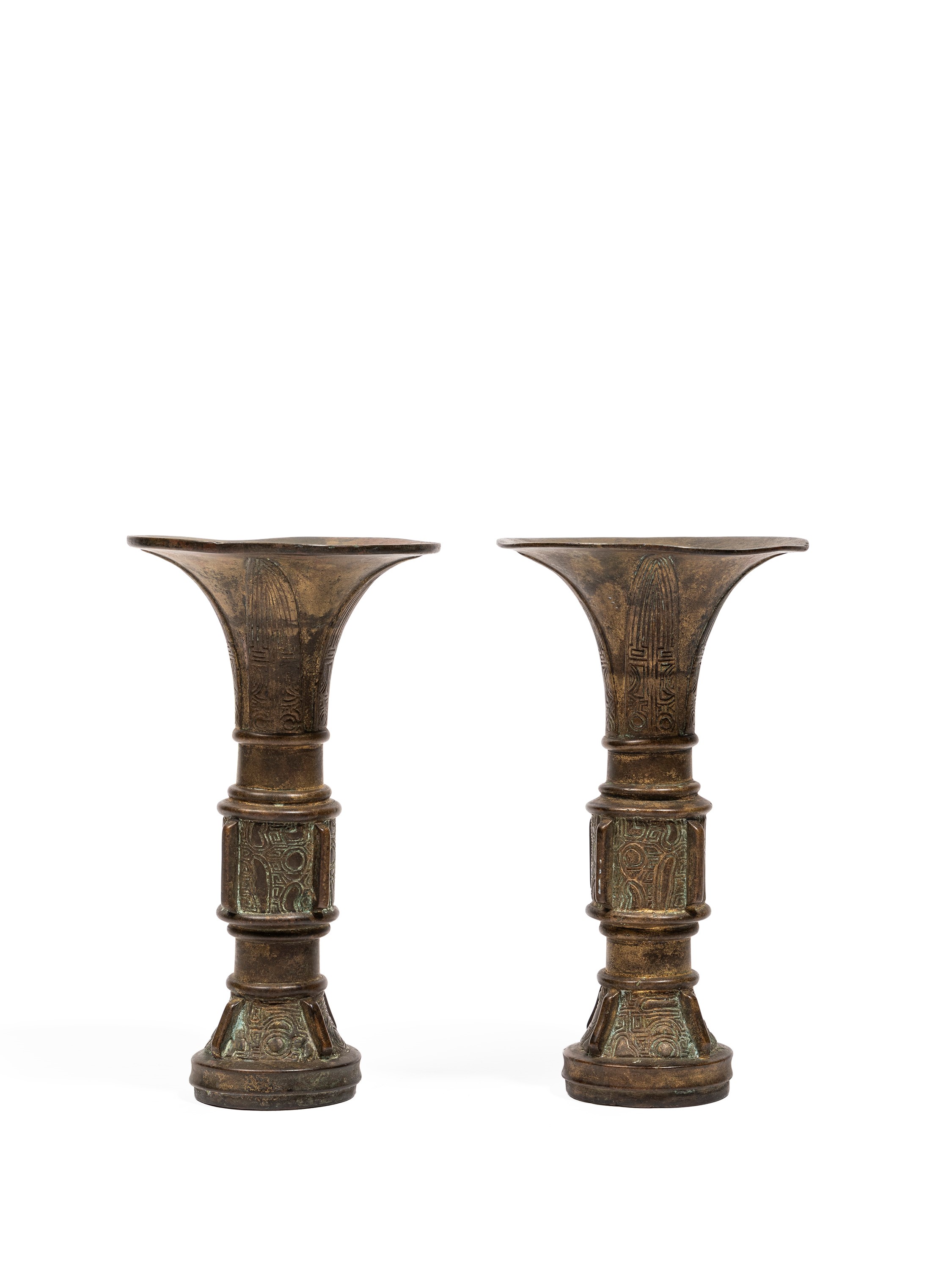 Coppia di vasi in bronzo, forma arcaistica gu con decorazione a taotie incisa (Cina, dinastia Qin...