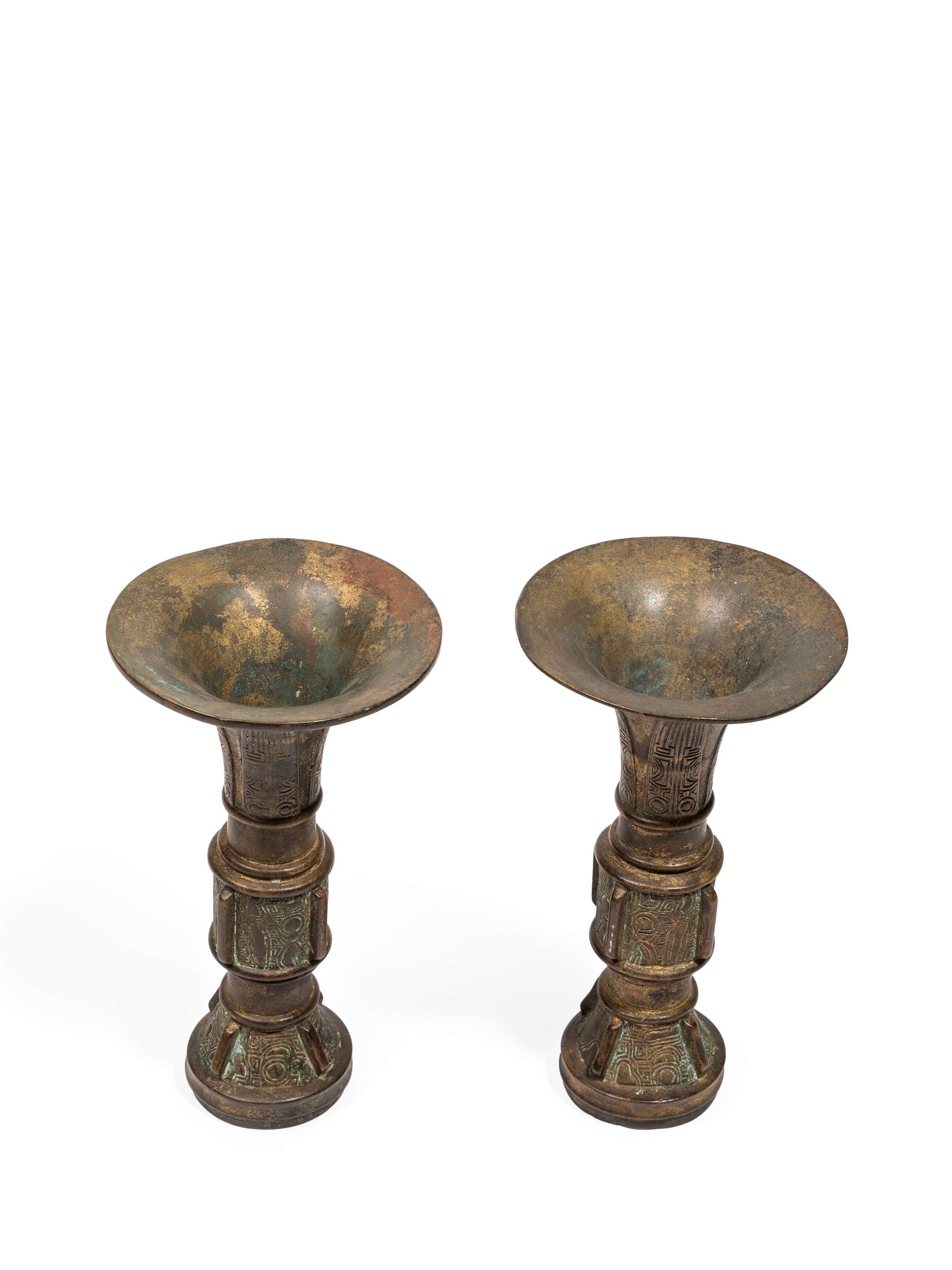 Coppia di vasi in bronzo, forma arcaistica gu con decorazione a taotie incisa (Cina, dinastia Qin...