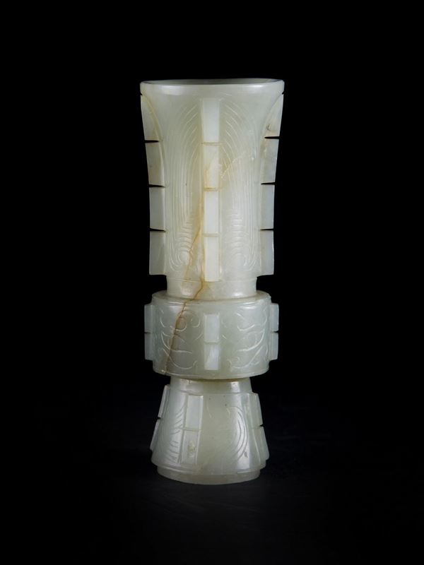 PICCOLO VASO IN GIADA CELADON DI FORMA 'GU'  (Cina, dinastia Ming, XVII secolo)  - Asta Fine Asian Art - Marcopolo srl - Marcopolo Asian Art Auction Milano