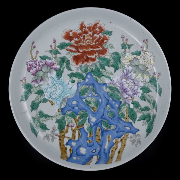 A LARGE FAMILLE ROSE DISH