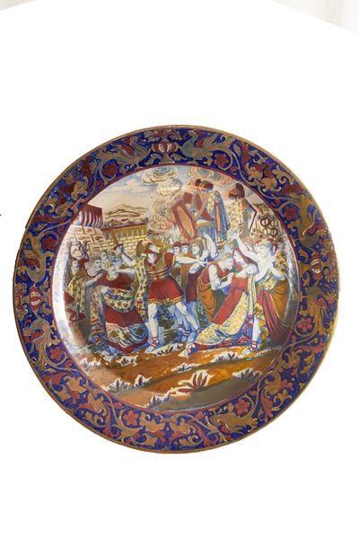 Santarelli, Piatto in ceramica a lustro con scena della storia romana