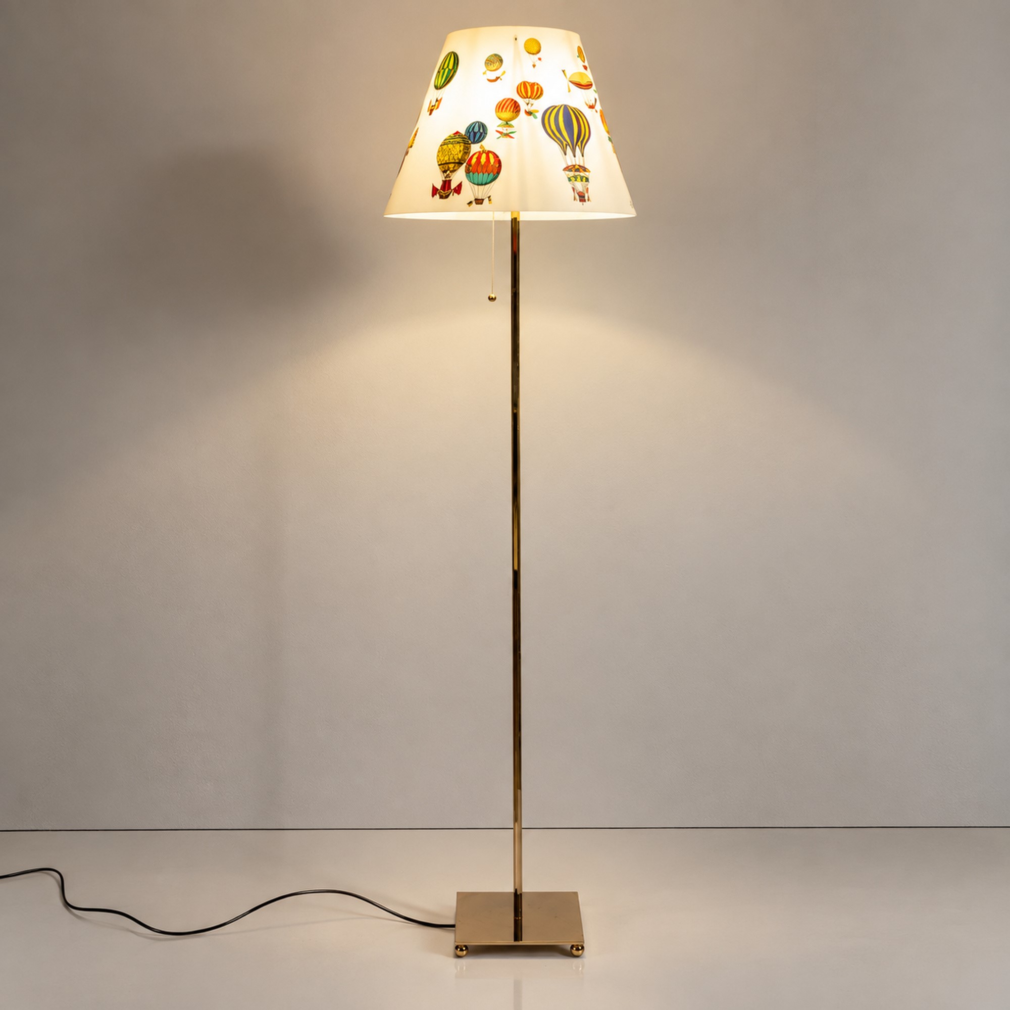 Fornasetti Milano - Fornasetti, Lampada da terra con paralume decorato “Mongolfiere”