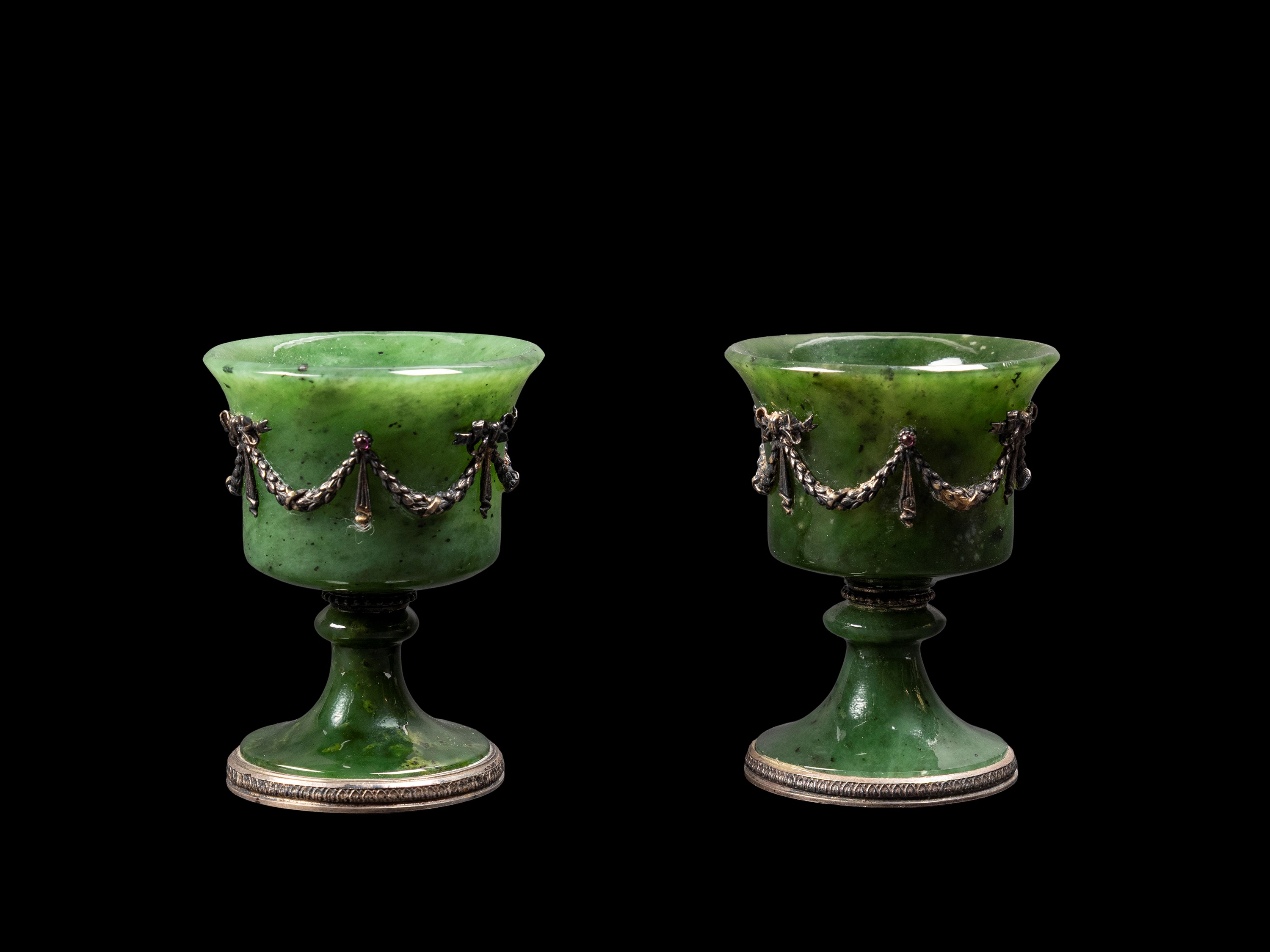 COPPIA DI PORTA UOVO IN GIADA NEFRITE E ARGENTO