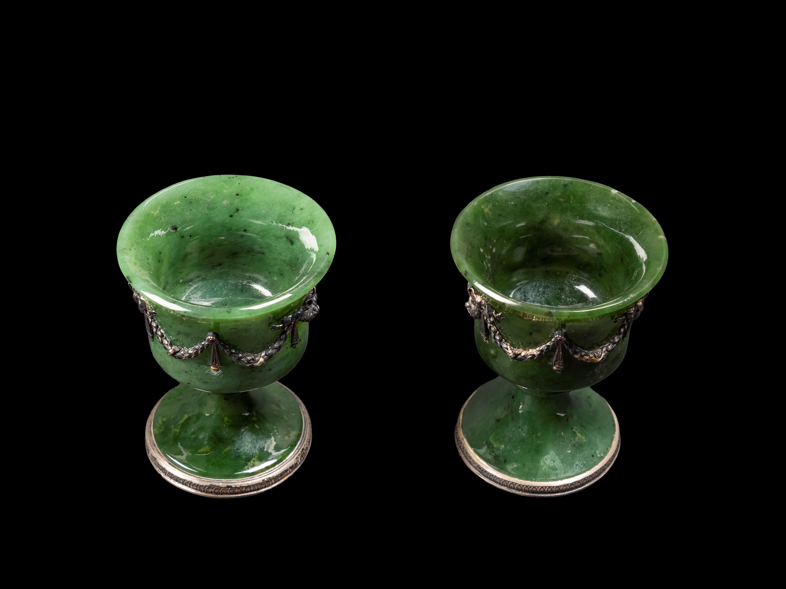 COPPIA DI PORTA UOVO IN GIADA NEFRITE E ARGENTO