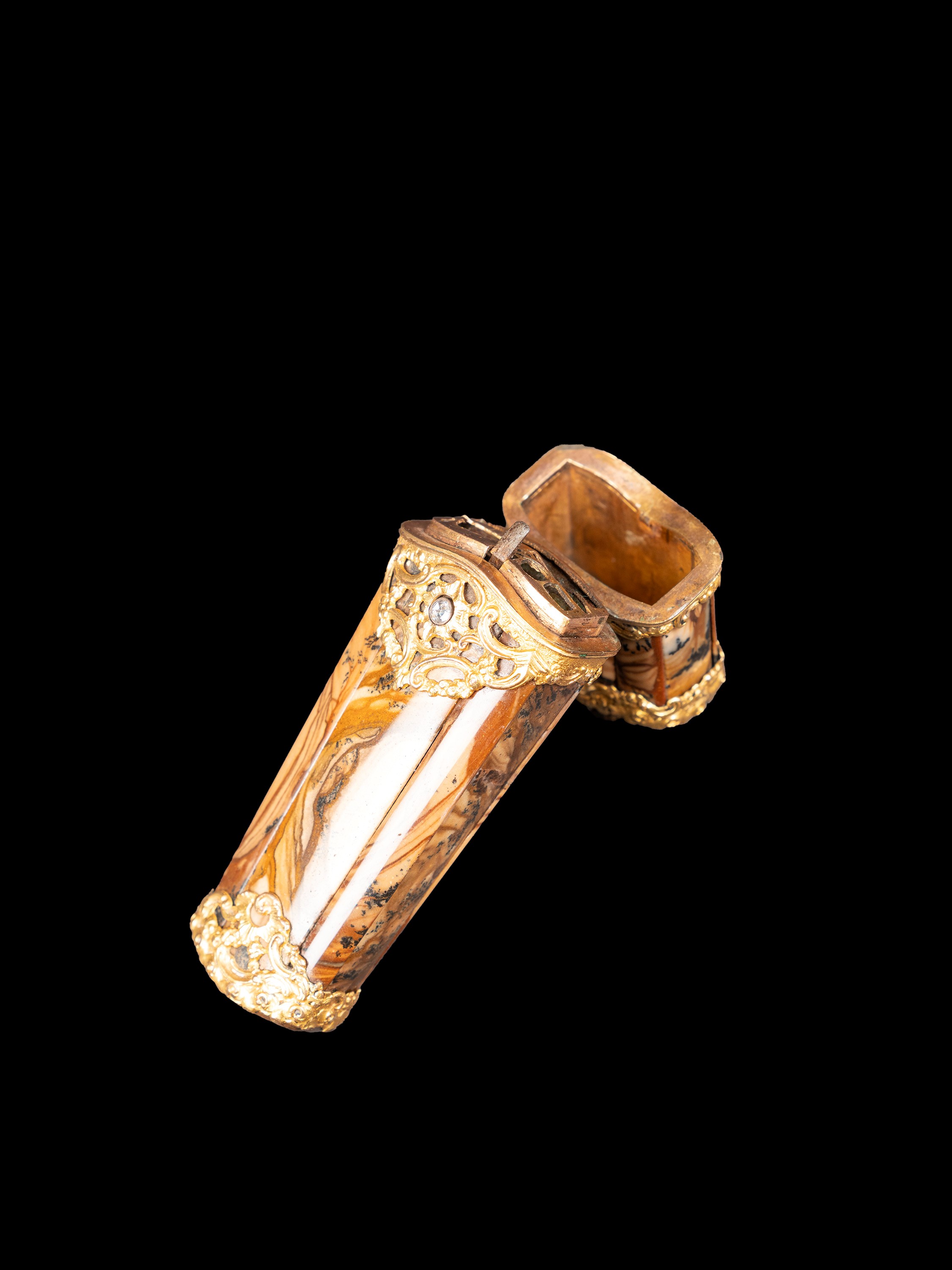 Etui in agata con decori in rame dorato, Inghilterra (XVIII/XIX secolo)