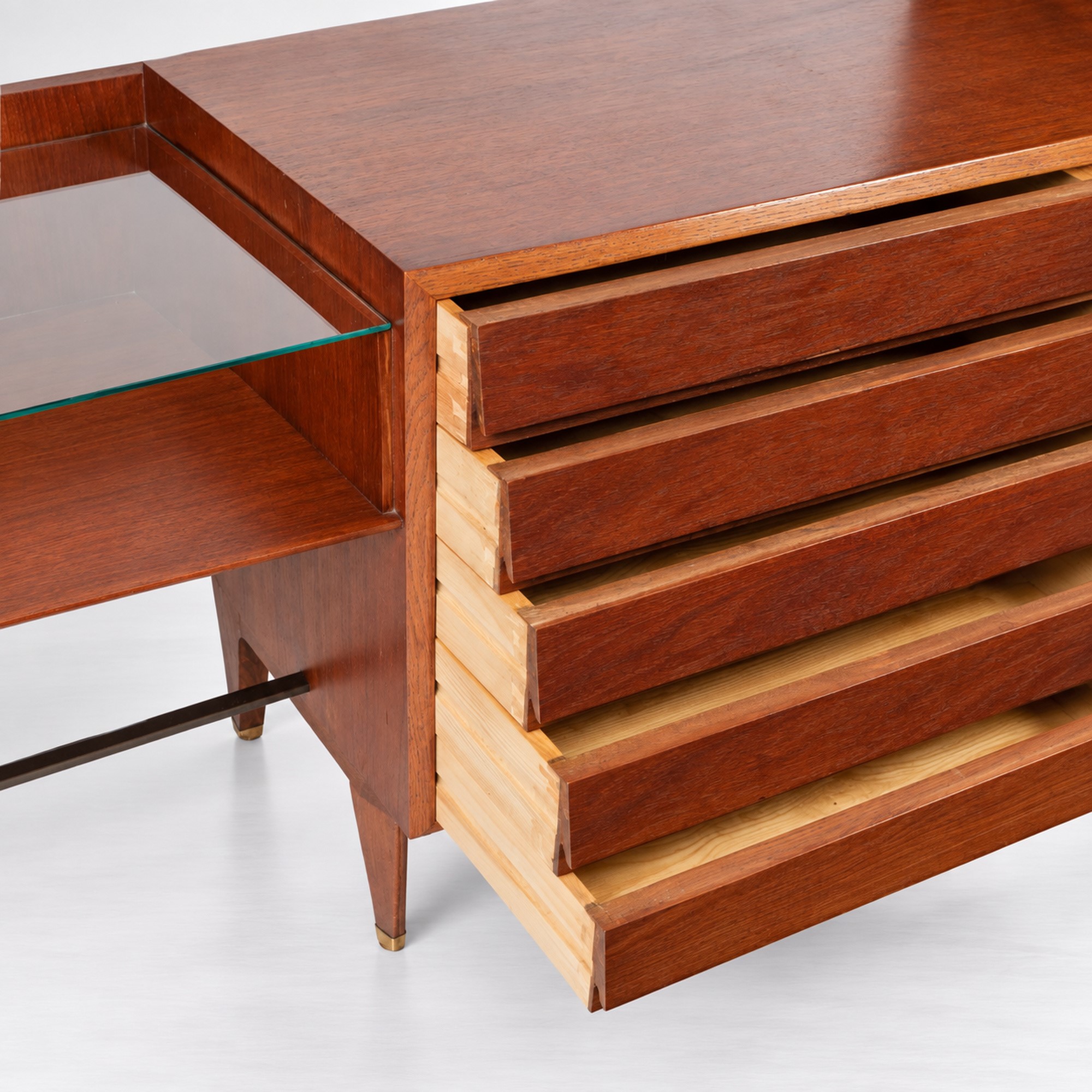 Gio Ponti - Mobile contenitore con piano in vetro e vano a anta