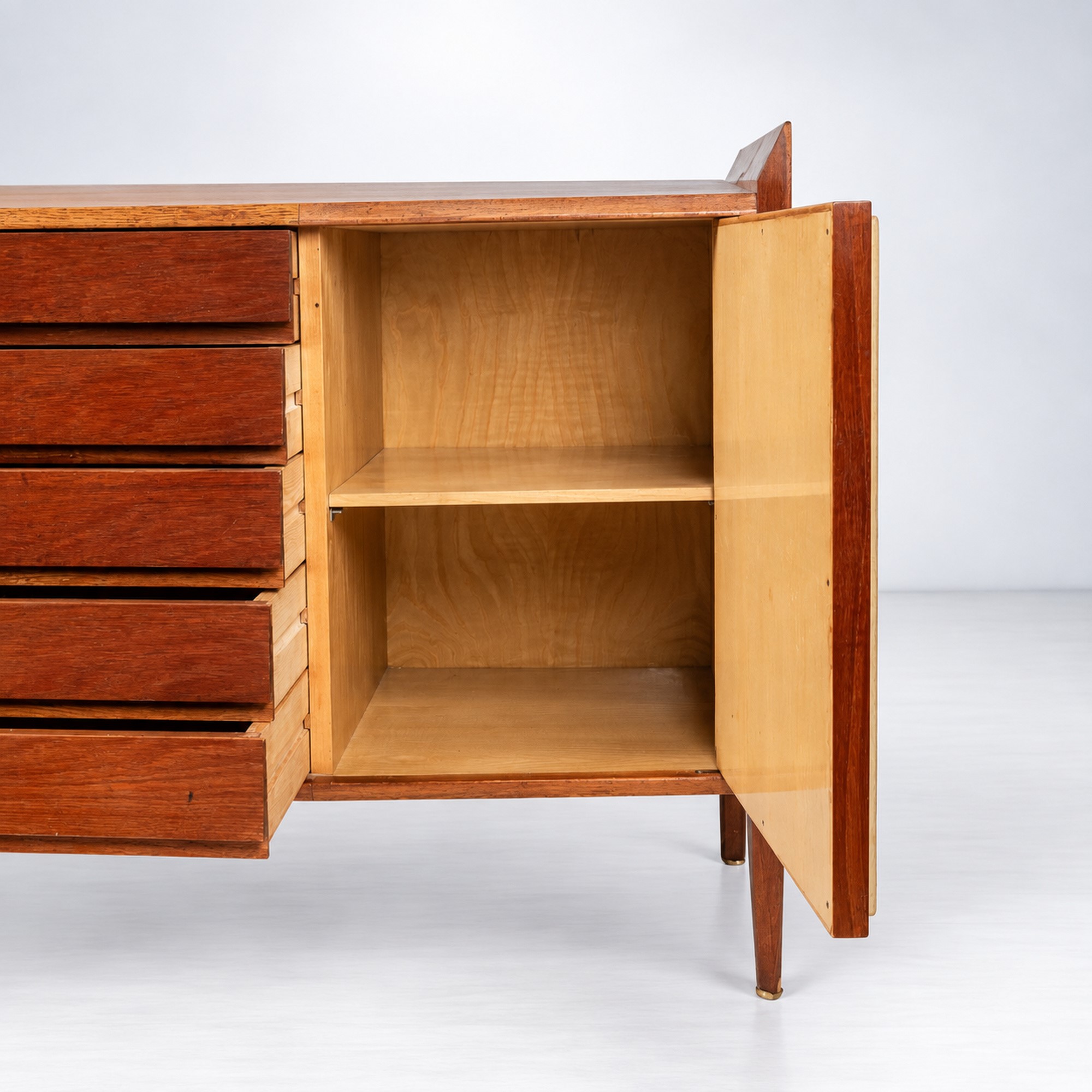 Gio Ponti - Mobile contenitore con piano in vetro e vano a anta