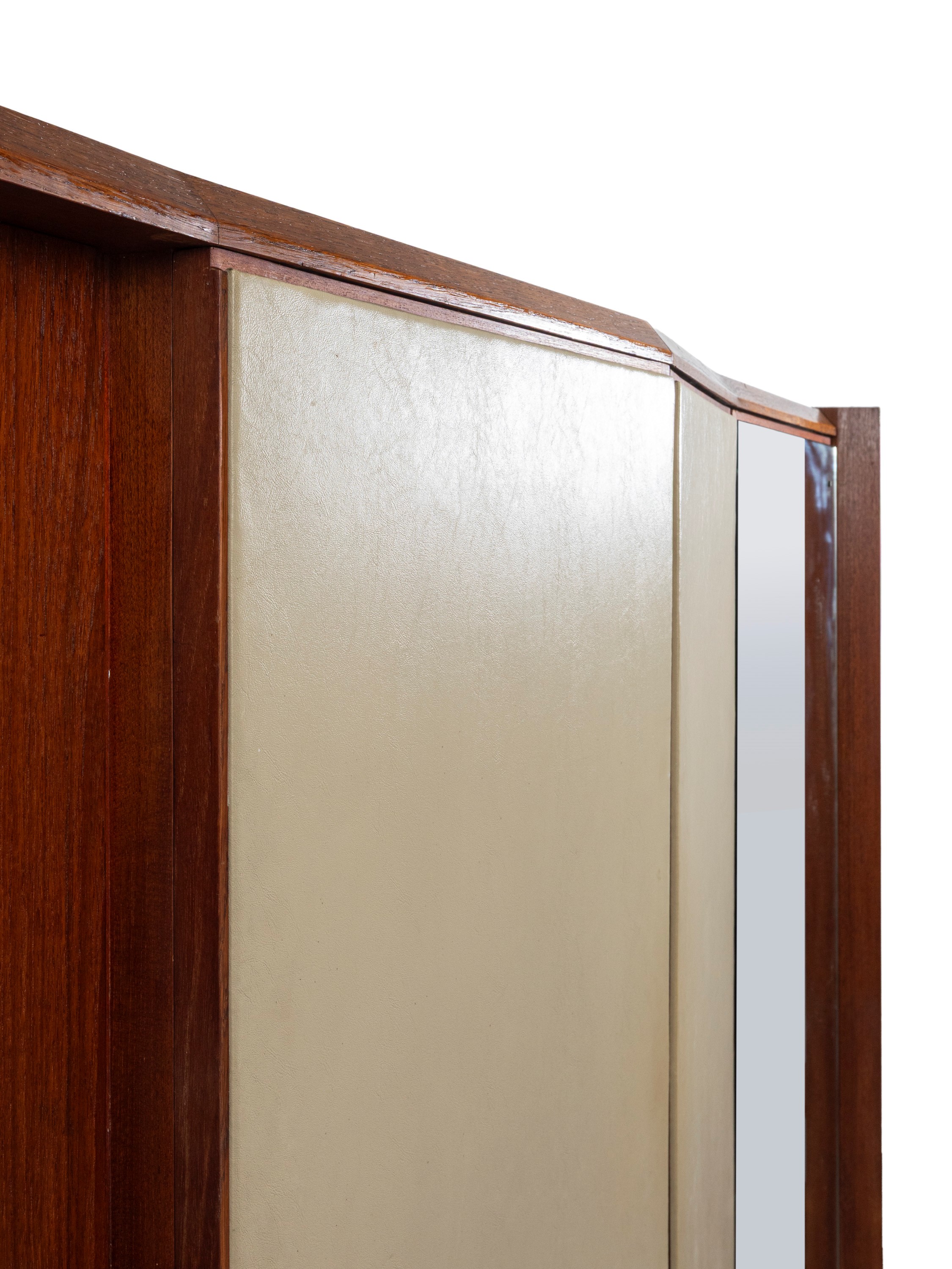 Gio Ponti - Armadio in legno impiallacciato con ante rivestite in skai, anni ’50 ca.