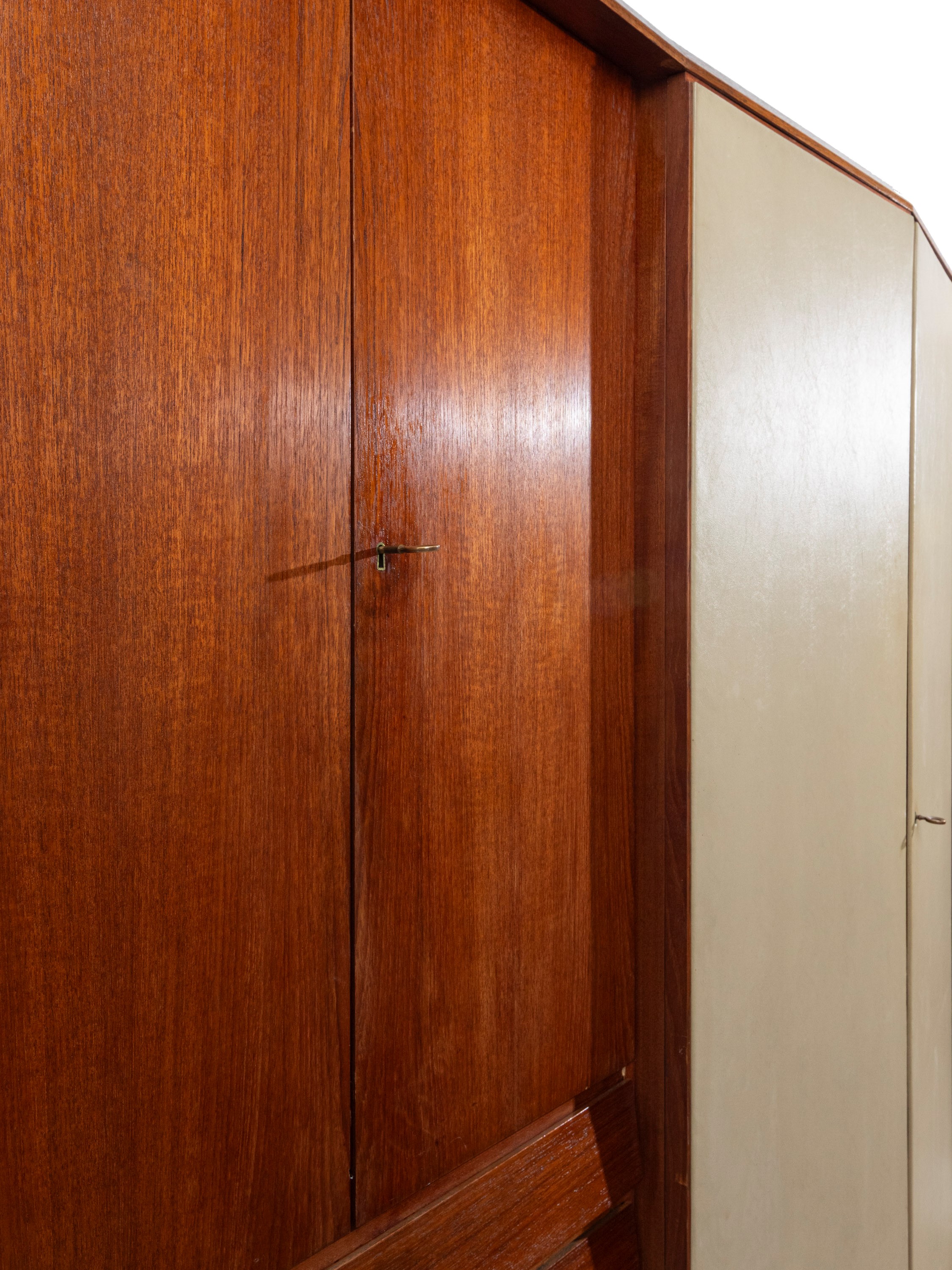 Gio Ponti - Armadio in legno impiallacciato con ante rivestite in skai, anni ’50 ca.