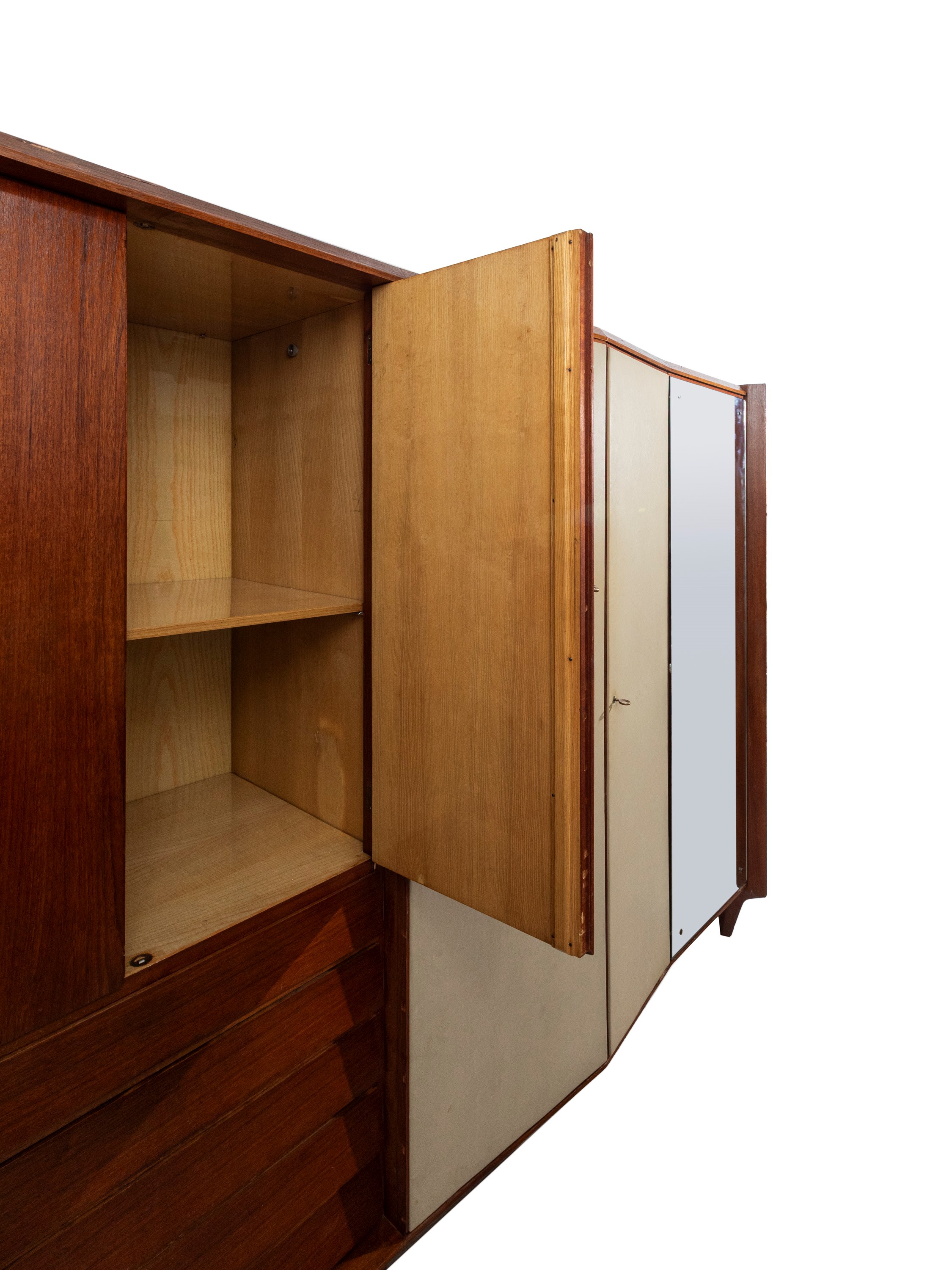 Gio Ponti - Armadio in legno impiallacciato con ante rivestite in skai, anni ’50 ca.
