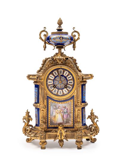 Francia, Pendola in bronzo dorato con quadrante in porcellana dipinta e placche in stile Sèvres, ...