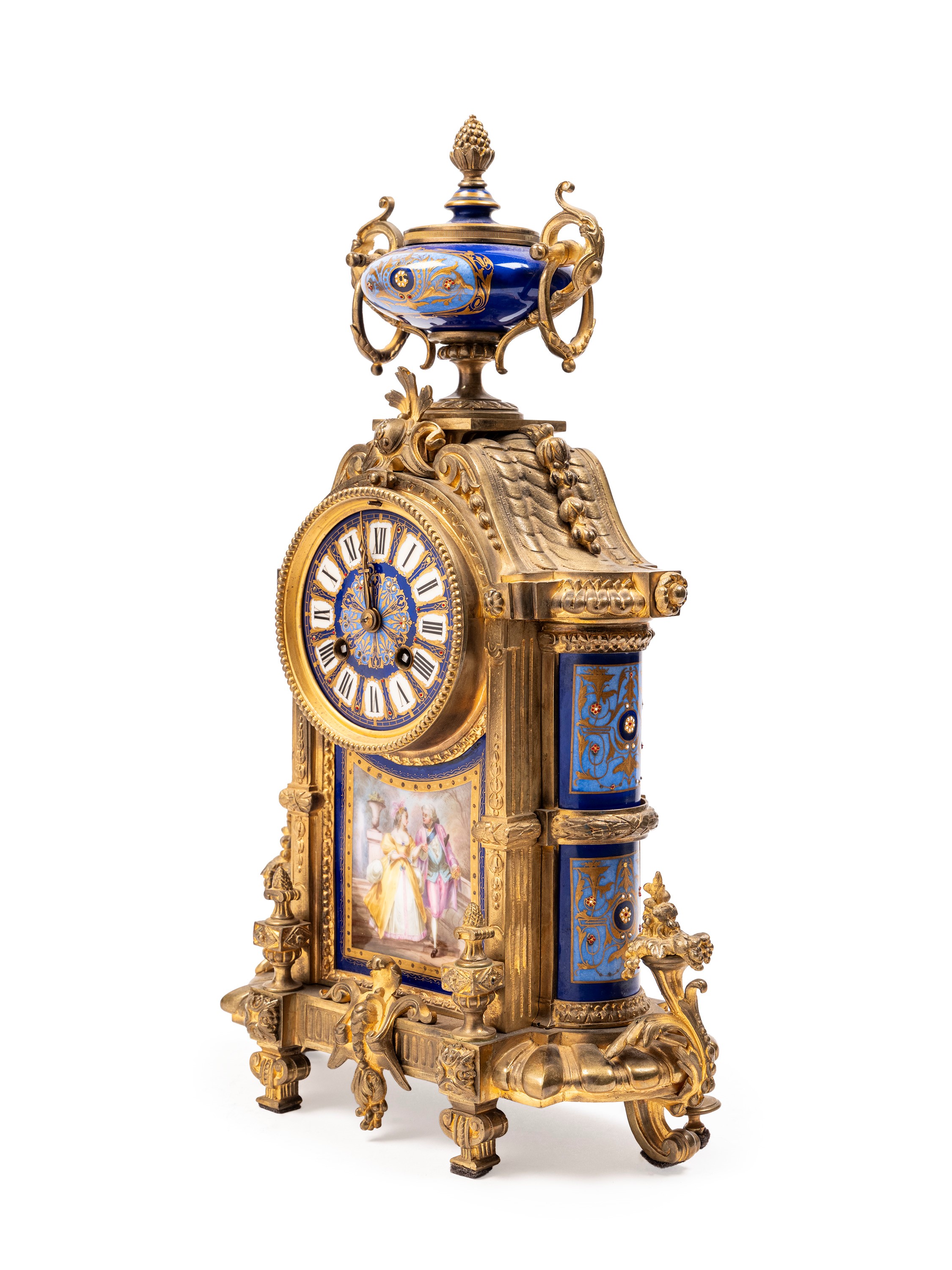 Francia, Pendola in bronzo dorato con quadrante in porcellana dipinta e placche in stile Sèvres, ...