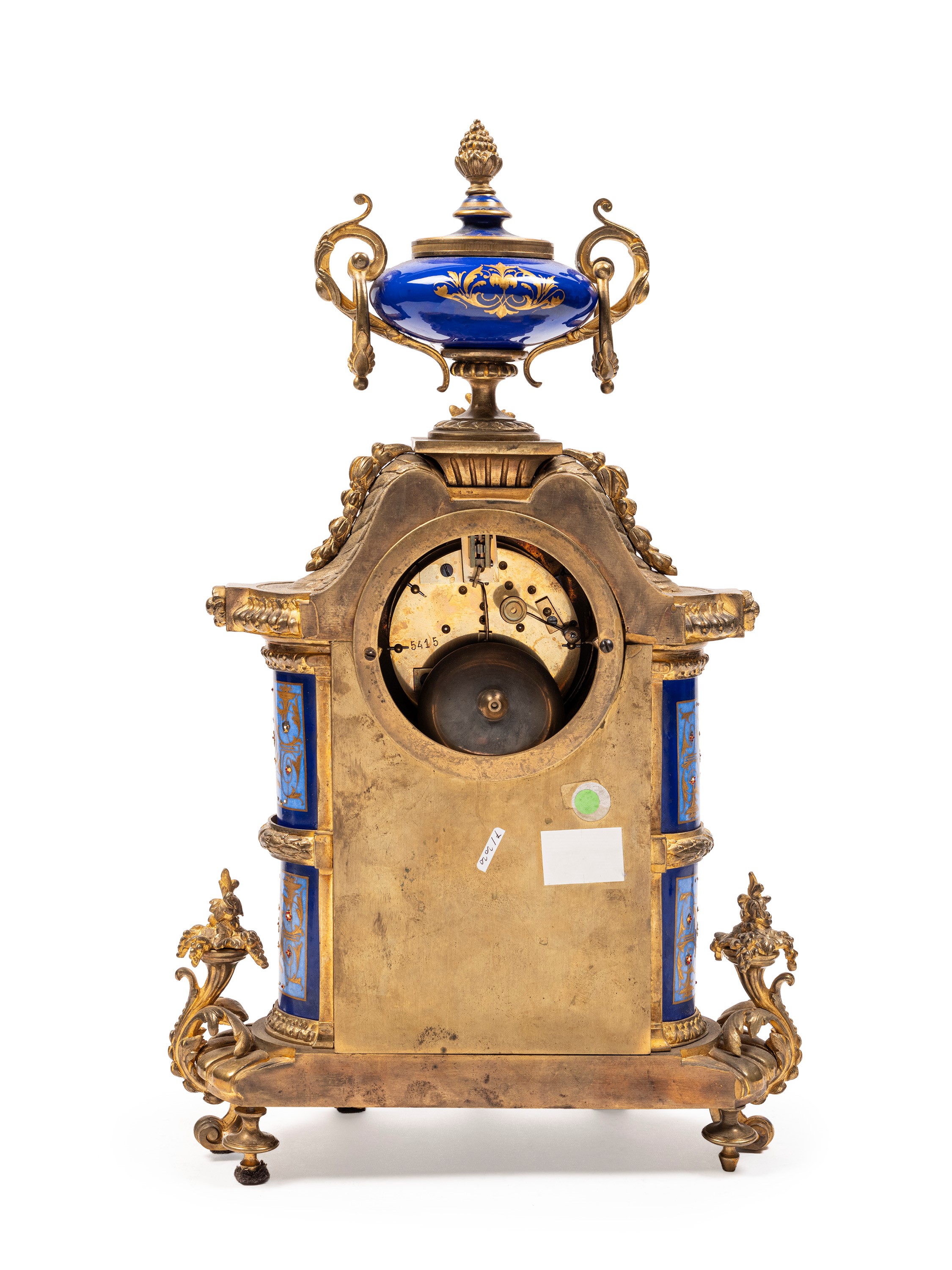 Francia, Pendola in bronzo dorato con quadrante in porcellana dipinta e placche in stile Sèvres, ...