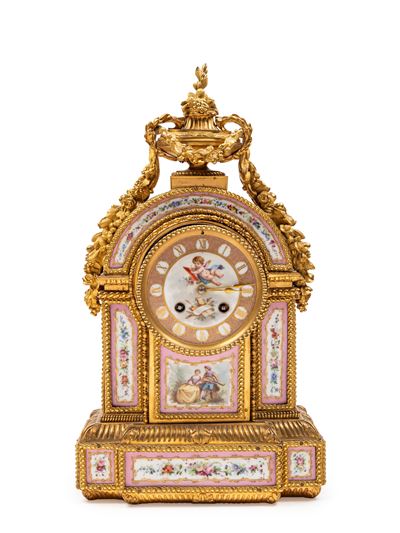 PENDOLA, bronzo dorato con placca in porcellana di Sèvres e quadrante dipinto, Francia fine XIX s...
