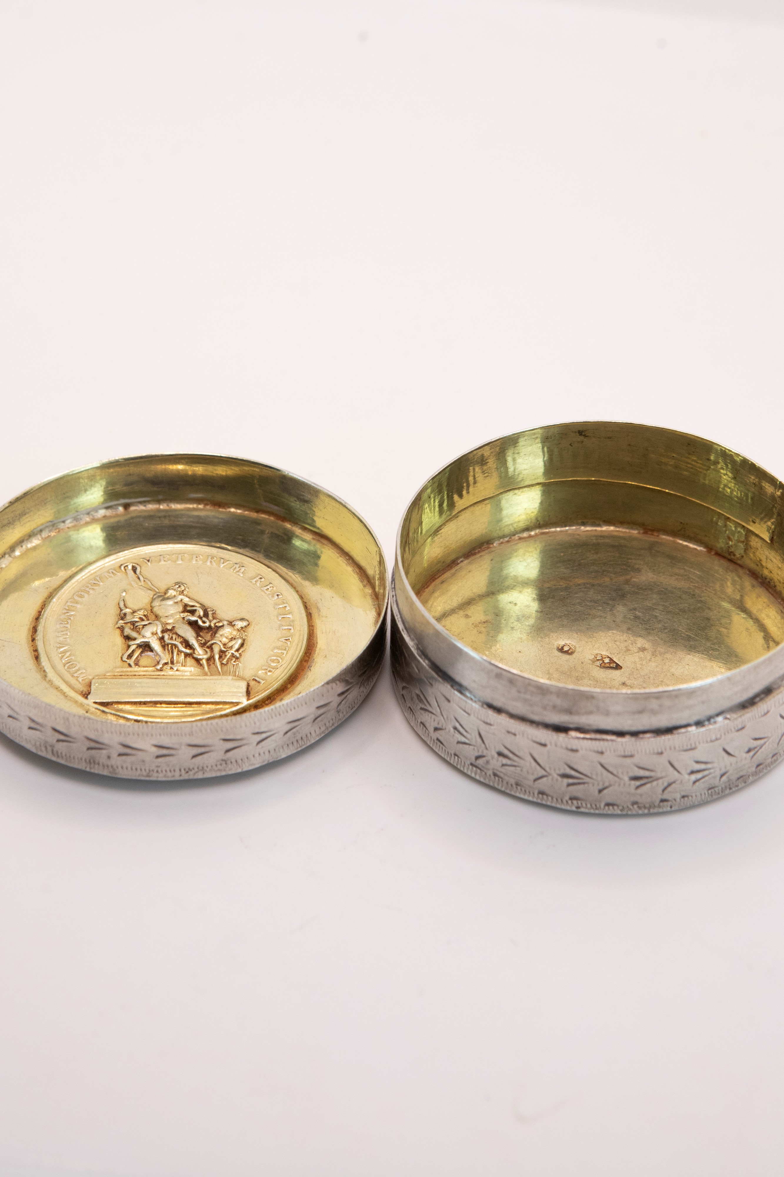 RARA TABACCHIERA IN ARGENTO CON MEDAGLIA COMMEMORATIVA DI PIO VII
