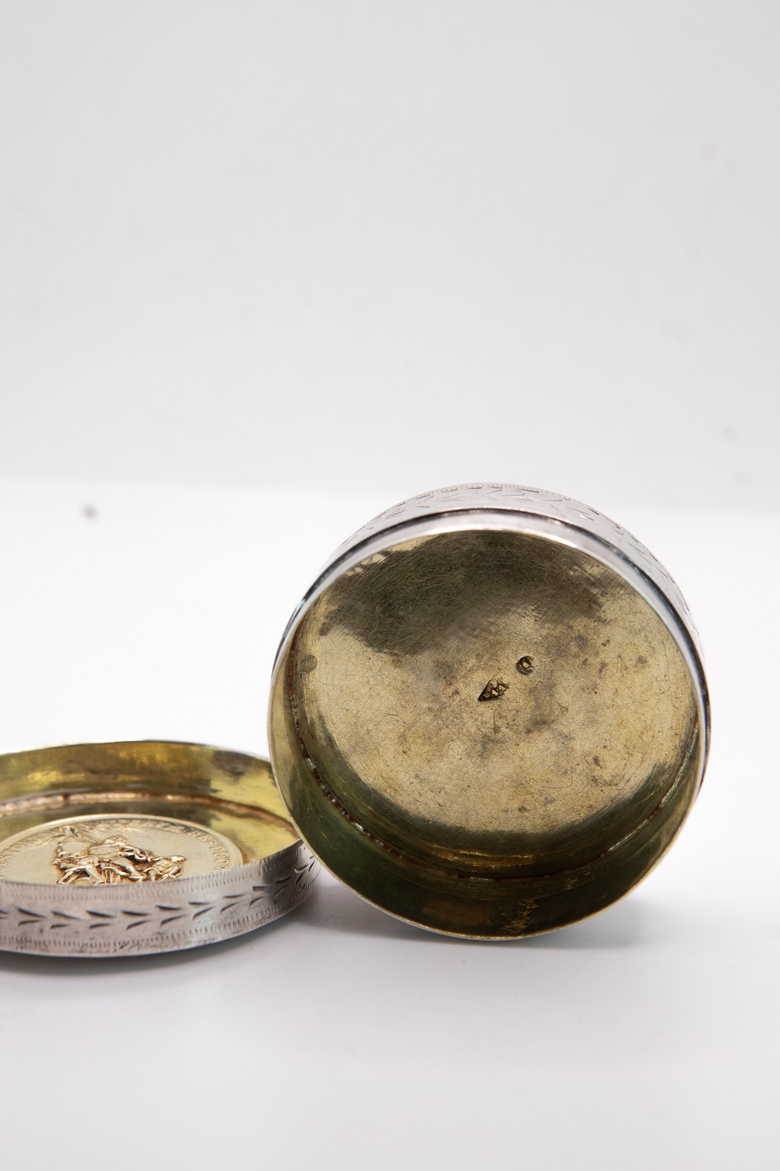 RARA TABACCHIERA IN ARGENTO CON MEDAGLIA COMMEMORATIVA DI PIO VII
