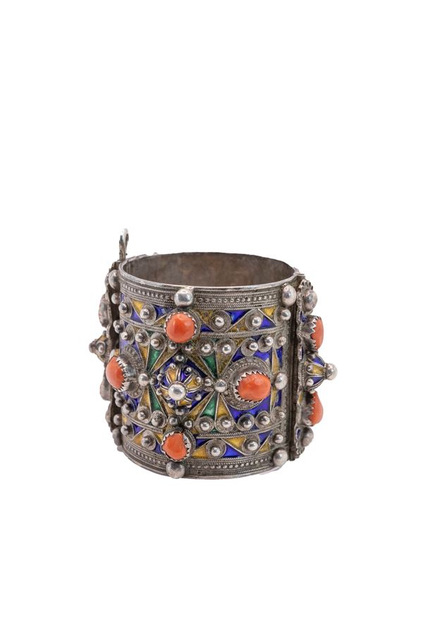 °BRACCIALE BERBERO IN ARGENTO E SMALTI POLICROMI CON CORALLI INCASTONATI