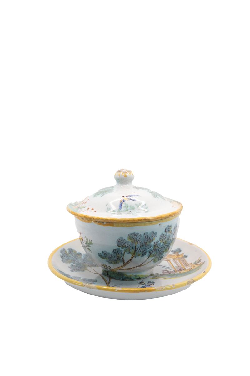 °TAZZA CON COPERCHIO E PIATTO IN MAIOLICA POLICROMA, FABBRICA FERNIANI