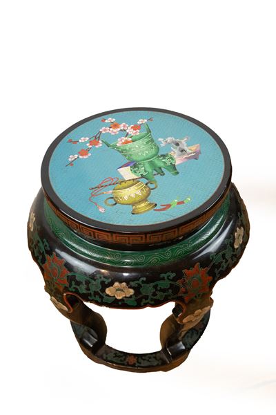 Sgabello, legno laccato con seduta in smalto cloisonné, Cina, XX secolo