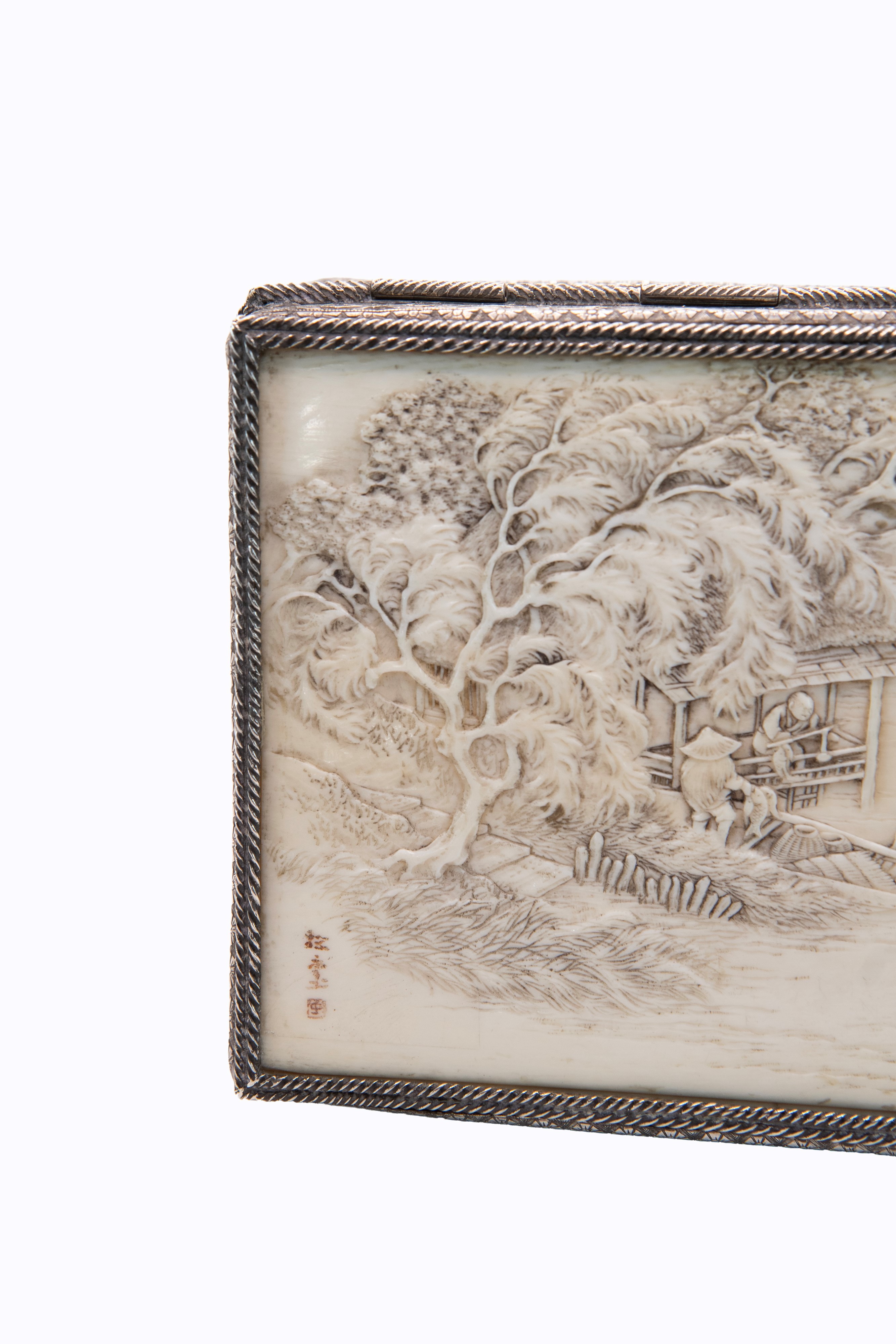 Giappone (periodo Meiji), Scatola in argento e avorio