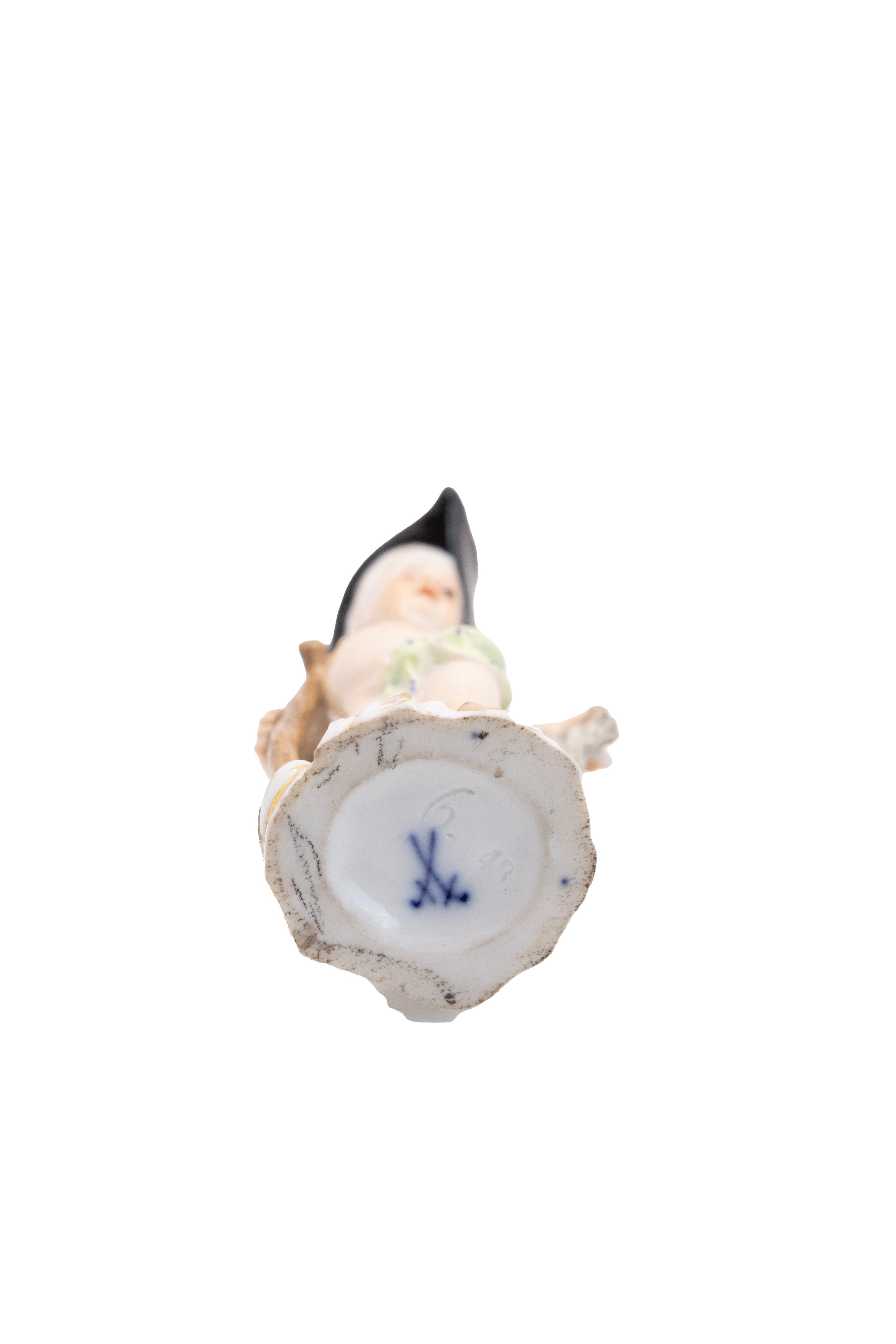 Manifattura Meissen, Statuina in porcellana policroma raffigurante Cupido travestito