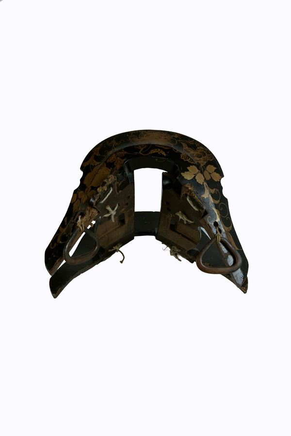 °SELLA IN LEGNO LACCATO NERO E DECORAZIONI IN ORO
