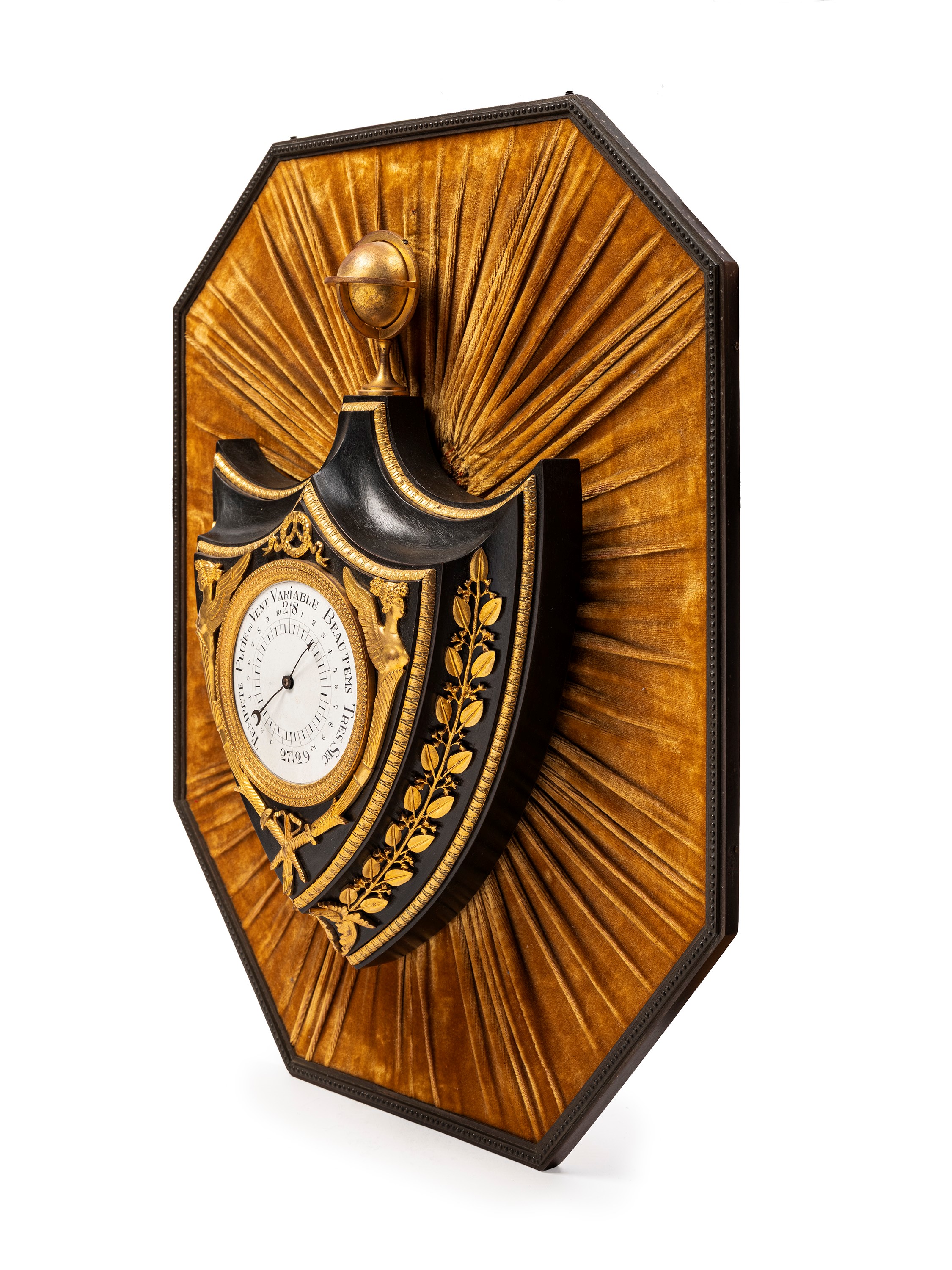 Francia, Coppia di cartel a scudo con orologio e barometro, bronzo dorato e patinato, sfera armil...