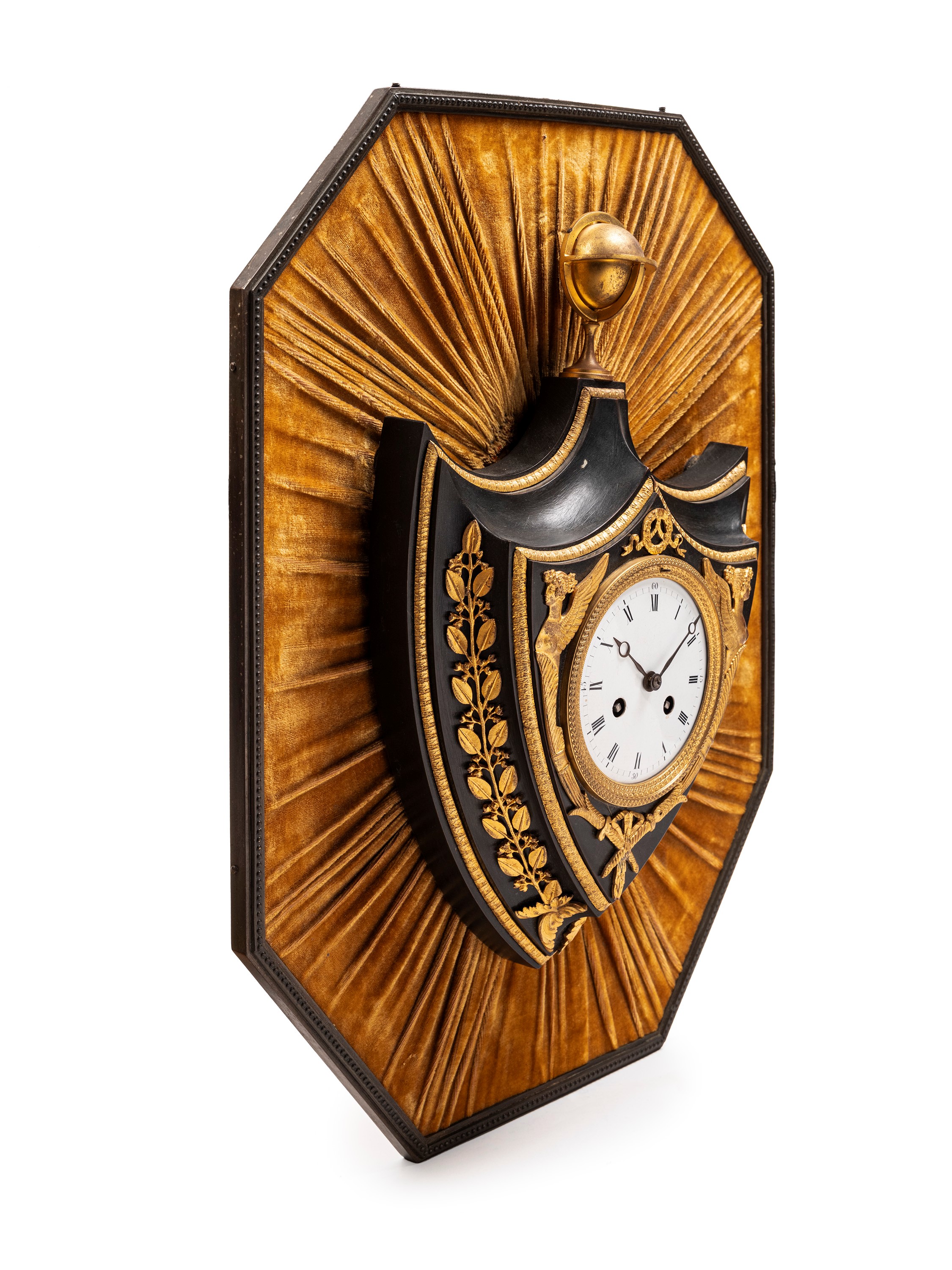 Francia, Coppia di cartel a scudo con orologio e barometro, bronzo dorato e patinato, sfera armil...