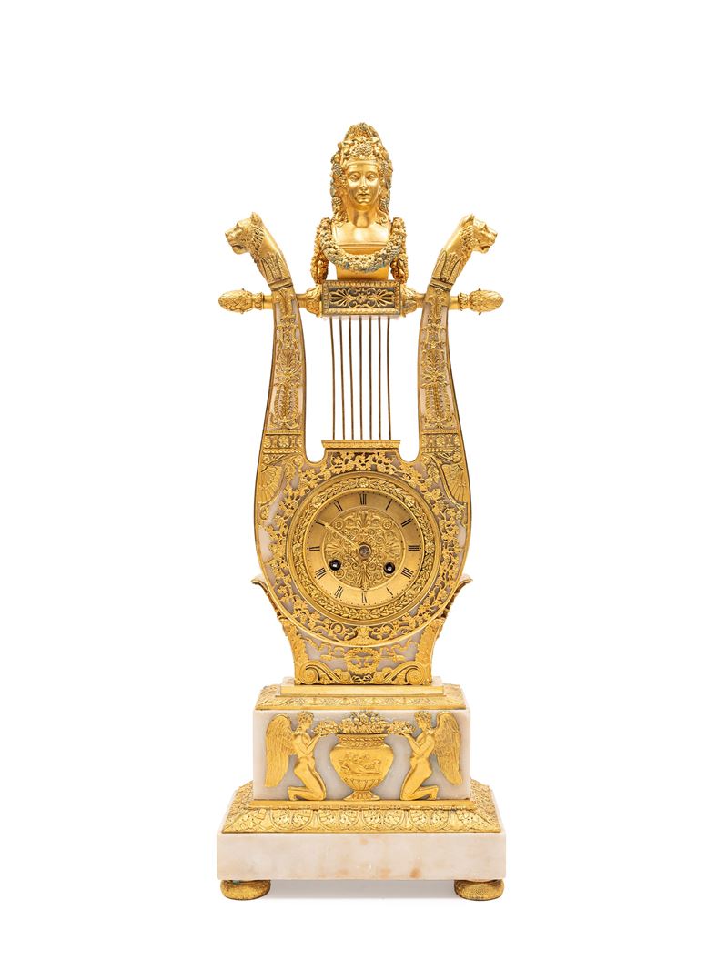 Pendola francese a lira, marmo e bronzi dorati al mercurio (XIX secolo)
