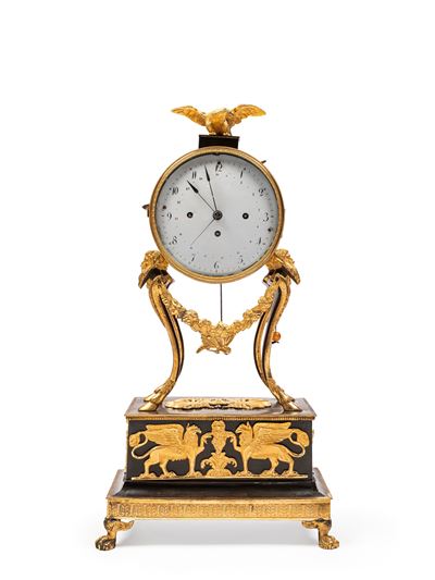 Pendola viennese, cassa in bronzo dorato e brunito con quadrante in porcellana, Vienna, XVIII sec...